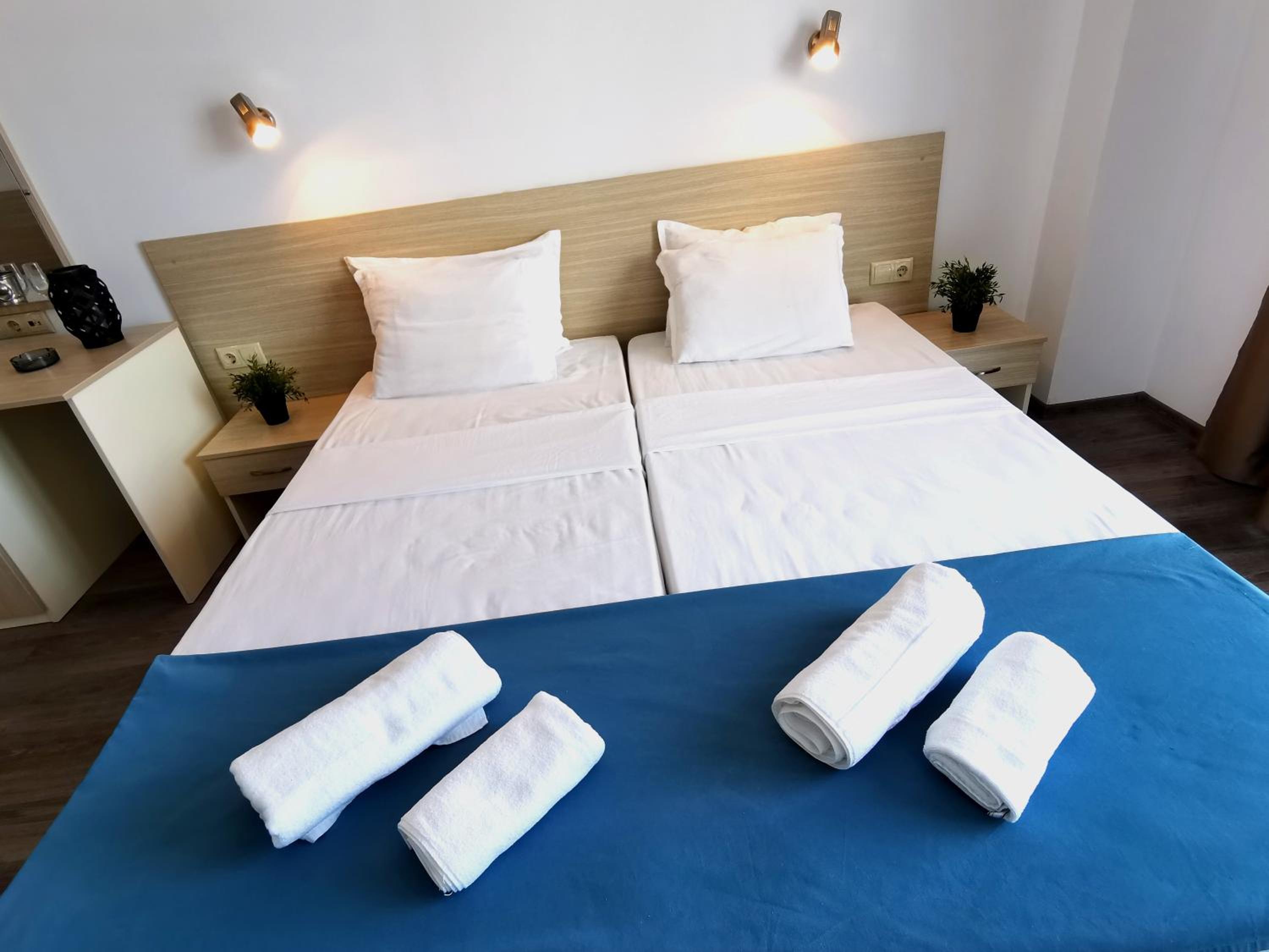 Quadruple Room with Sea View thumbnail 5