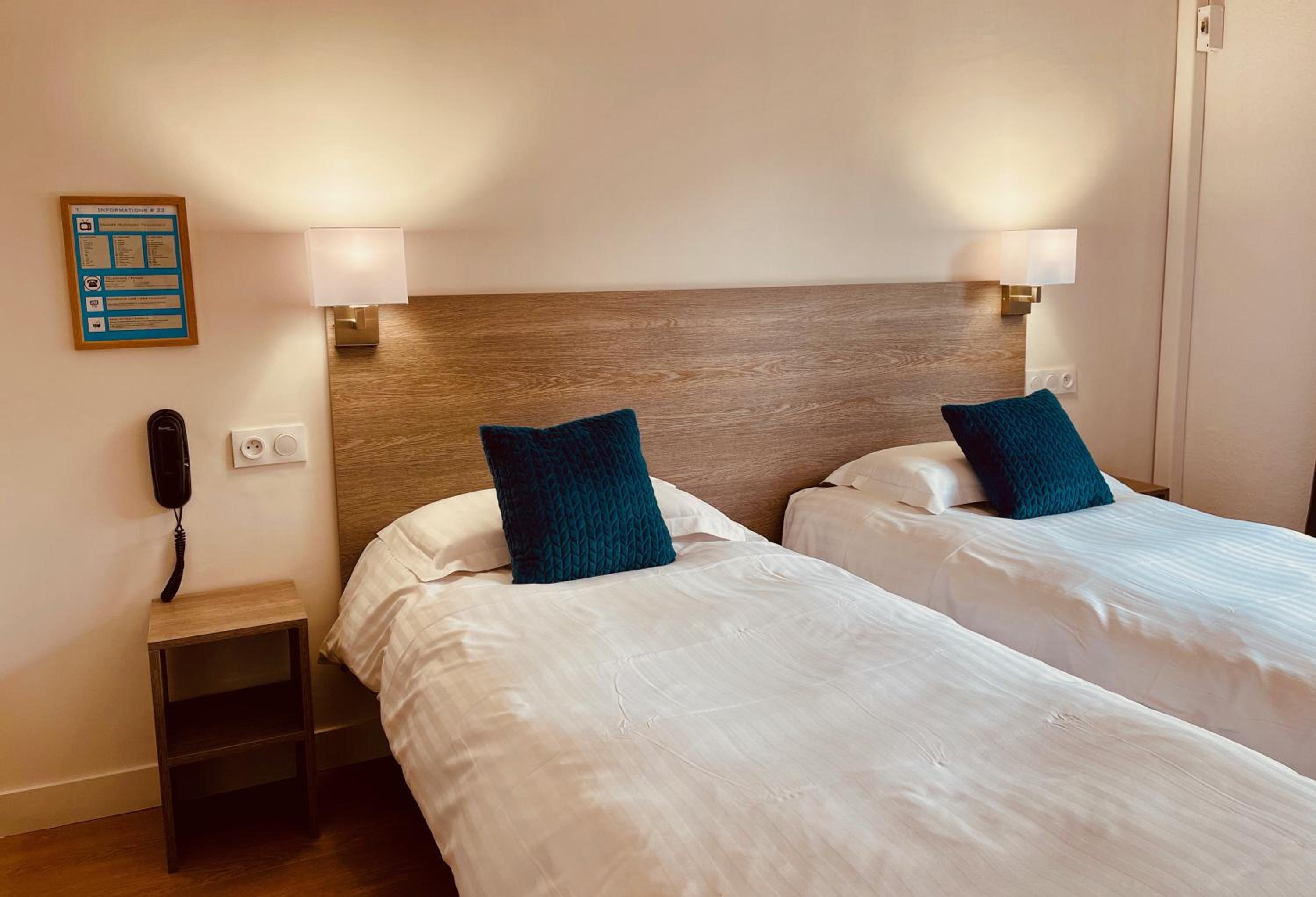Double or Twin Room with Partial Sea View - Photo 1