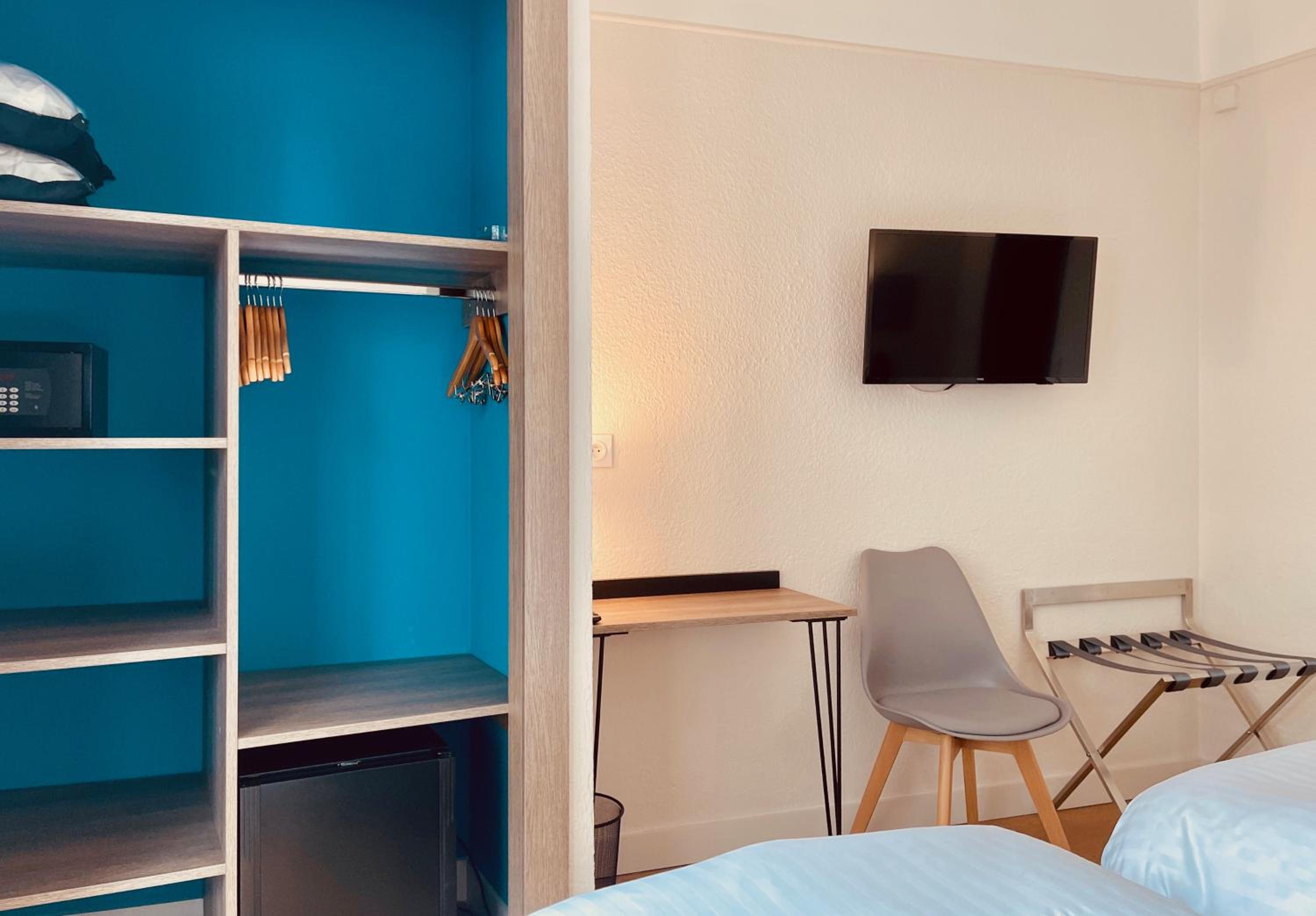 Double or Twin Room with Partial Sea View - Photo 3
