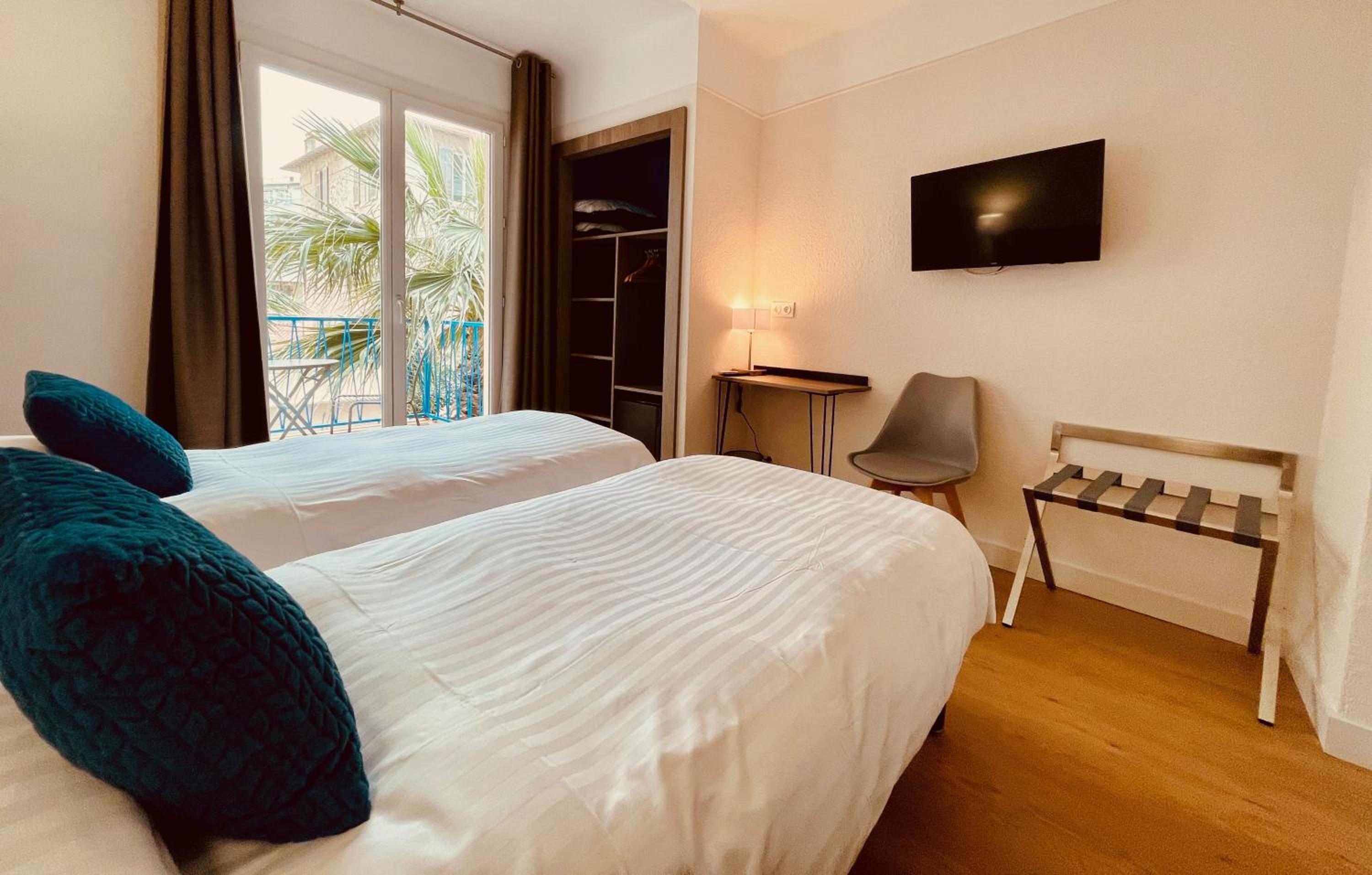 Double or Twin Room with Partial Sea View - Photo 6