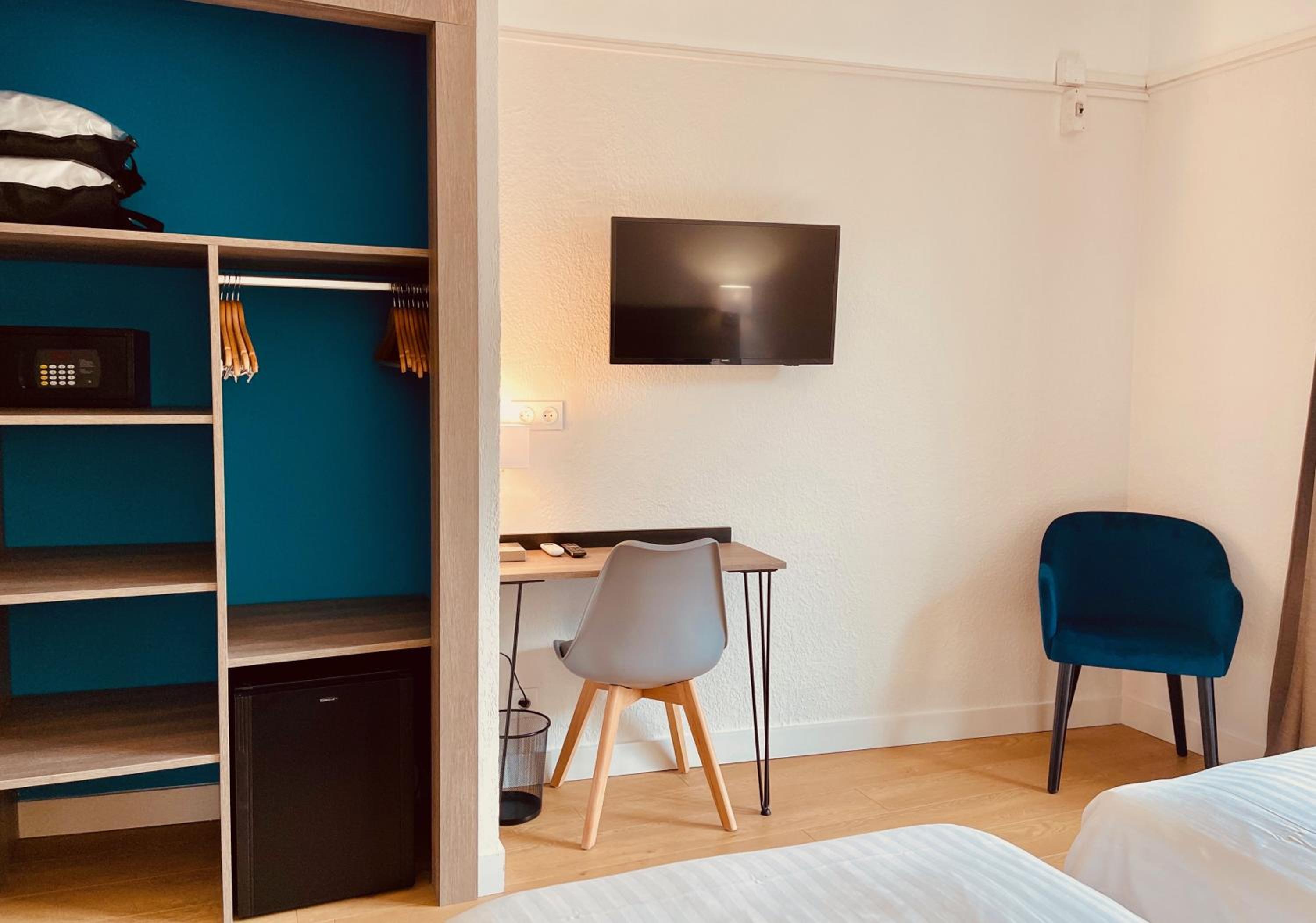 Twin Room with Side Sea View - Photo 3