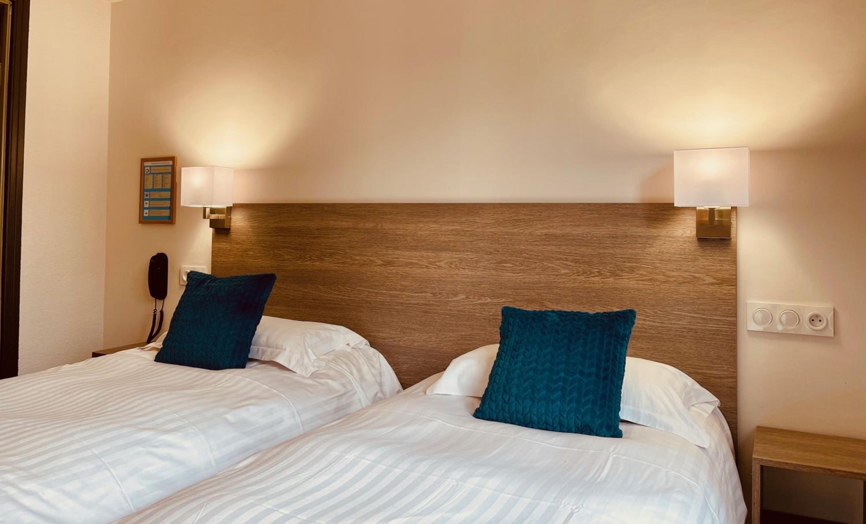 Double or Twin Room with Partial Sea View - Photo 2