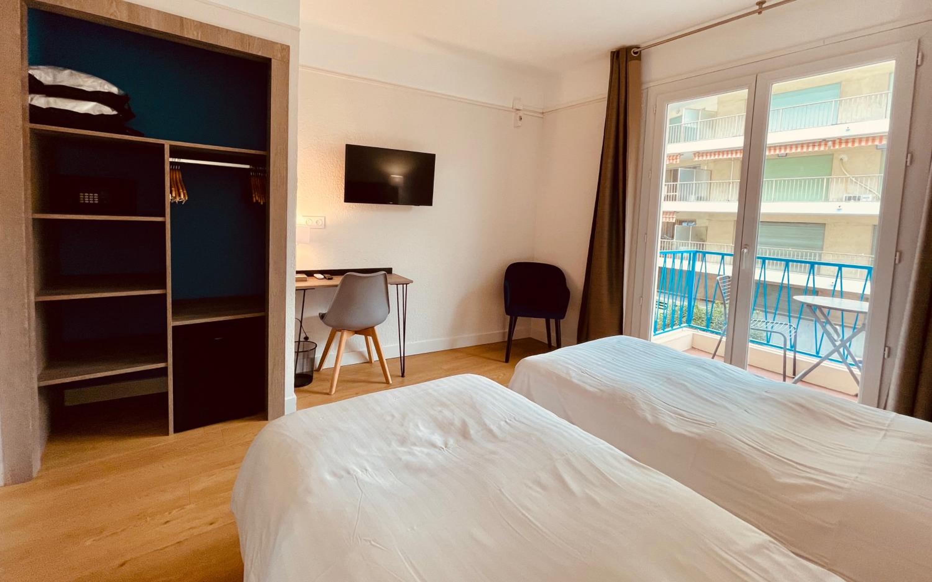 Twin Room with Side Sea View - Photo 2