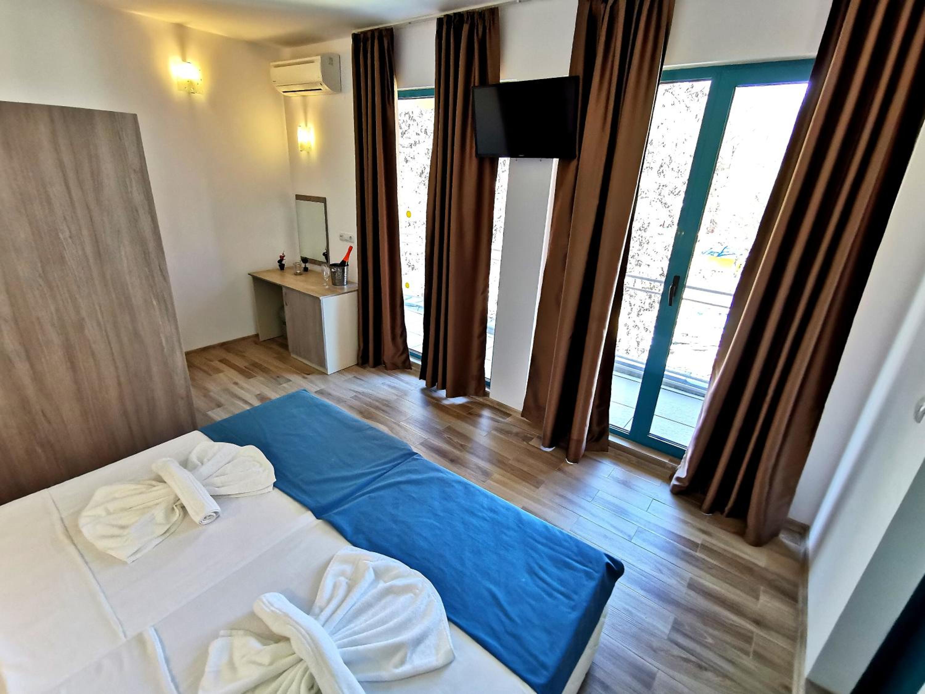 Double Room with Sea View thumbnail 6