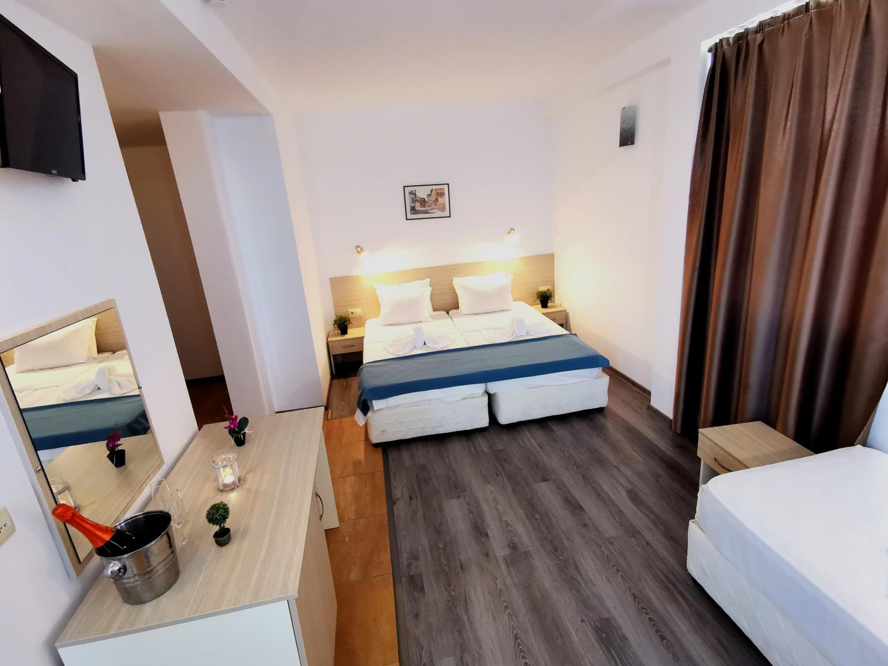 Triple Room with Sea View thumbnail 6