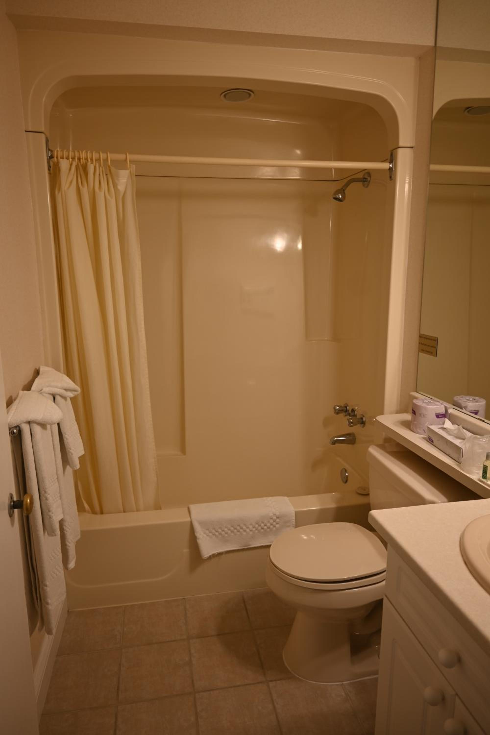 Queen Room with Two Queen Beds - Photo 4