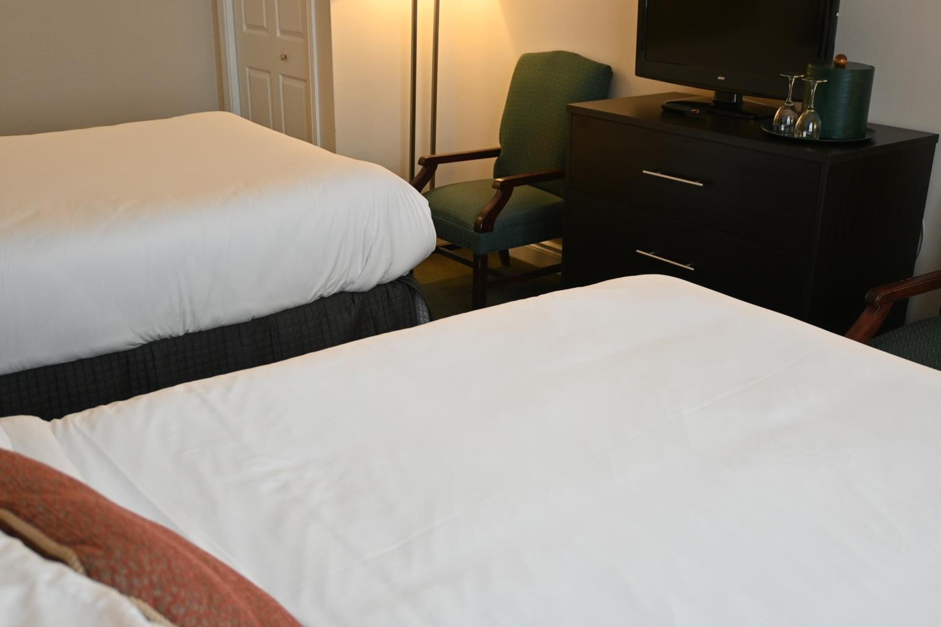 Queen Room with Two Queen Beds - Photo 18