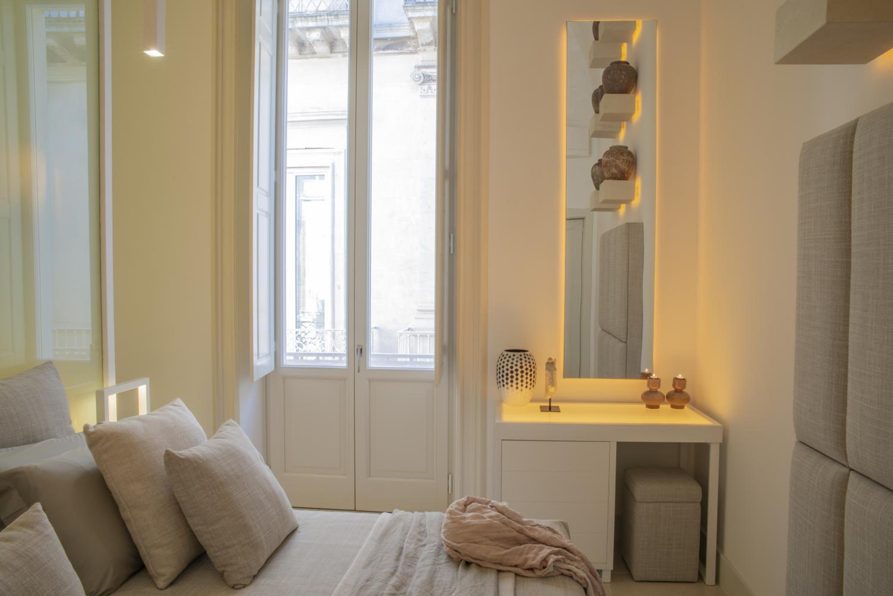 Deluxe Double Room with Balcony - Photo 4