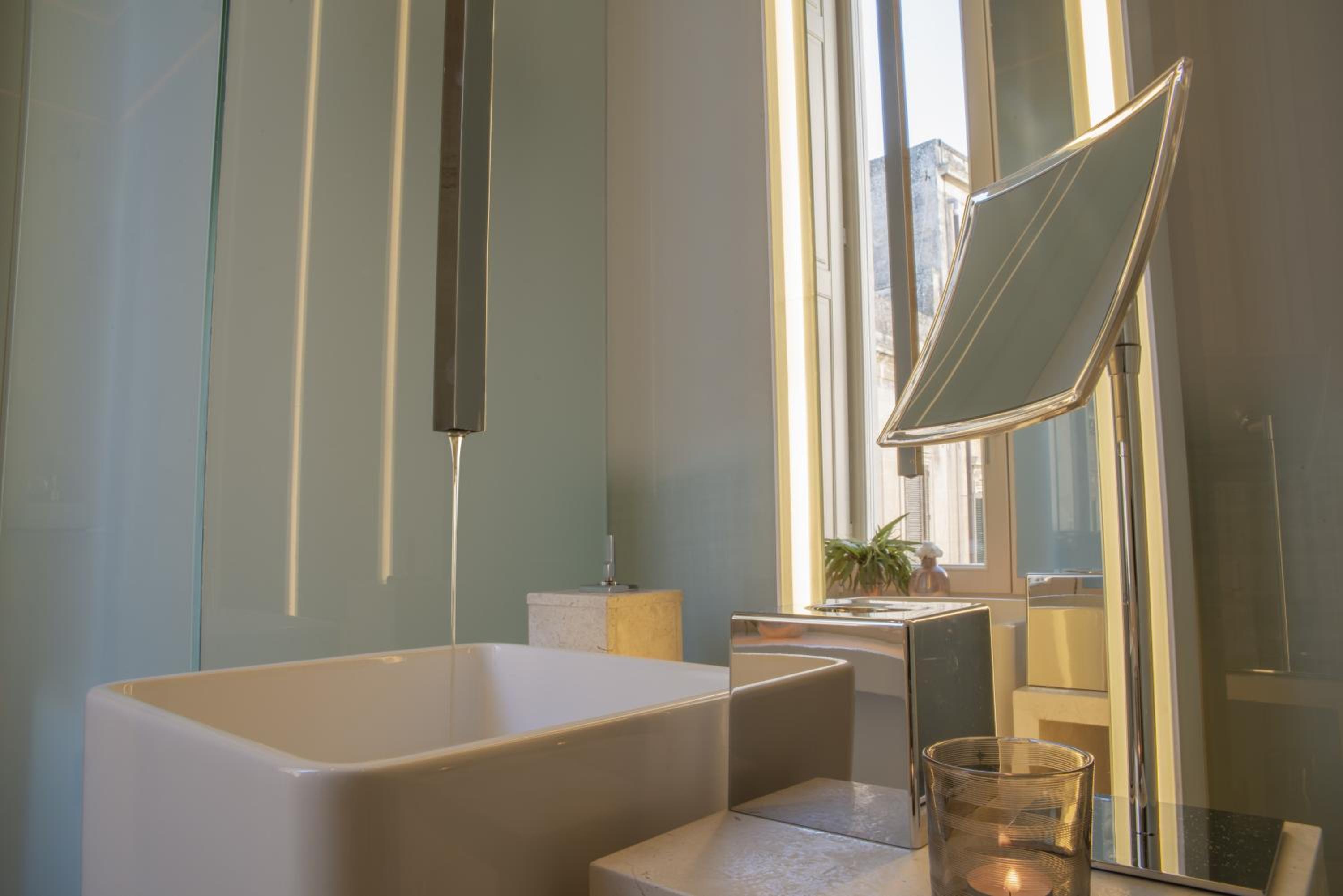 Deluxe Double Room with Balcony - Photo 8
