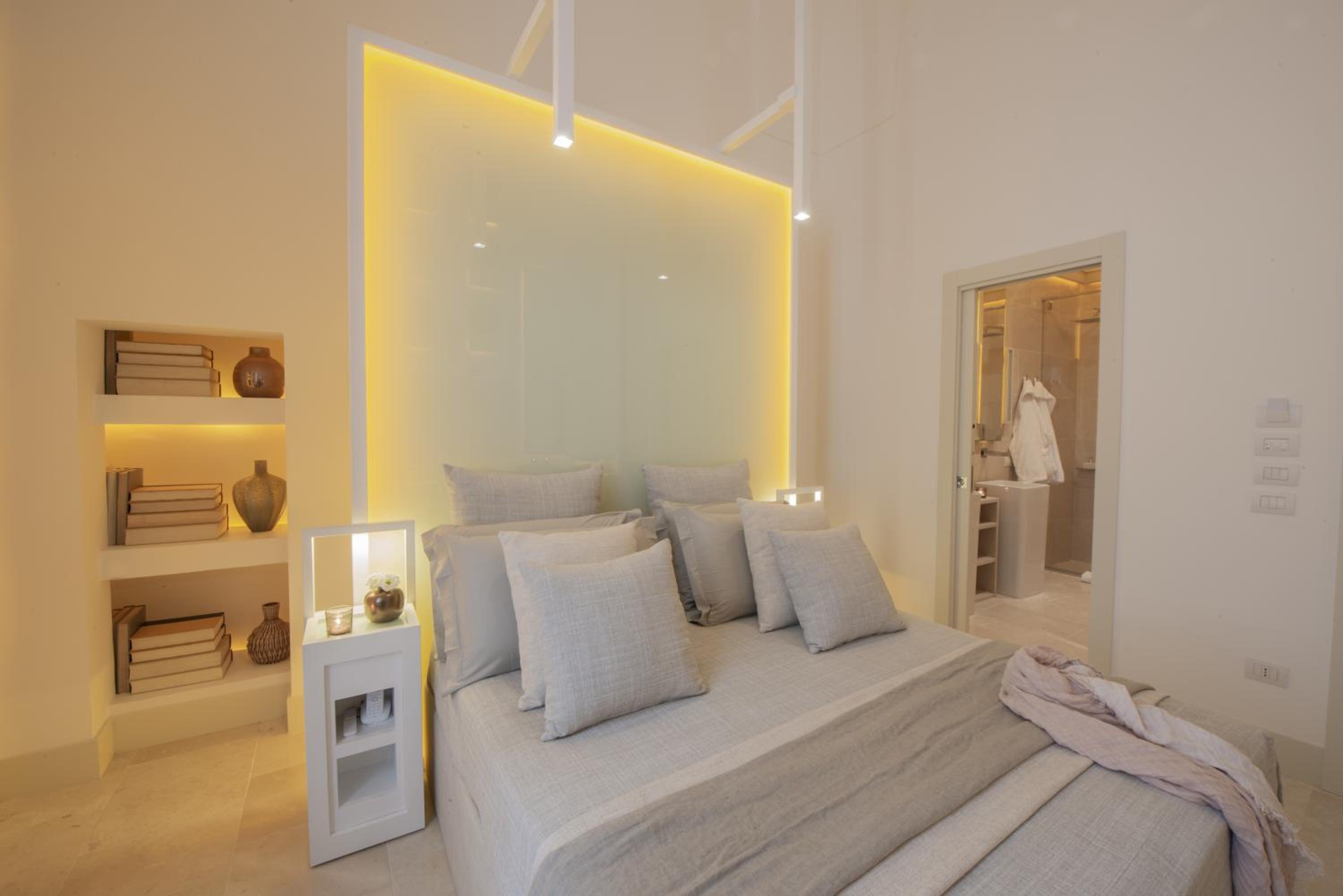 Deluxe Double Room with Balcony - Photo 9