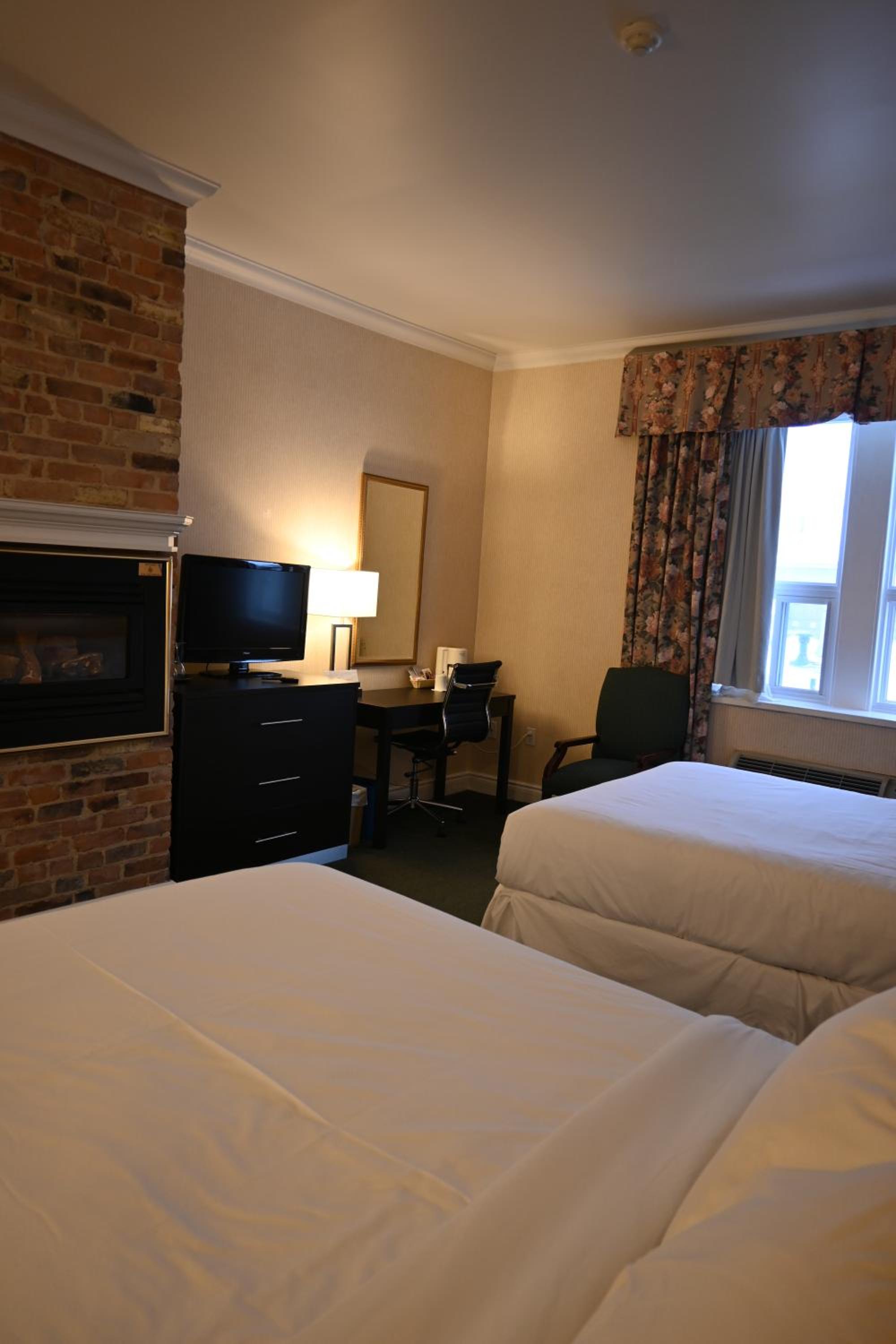 Queen Room with Two Queen Beds - Photo 14