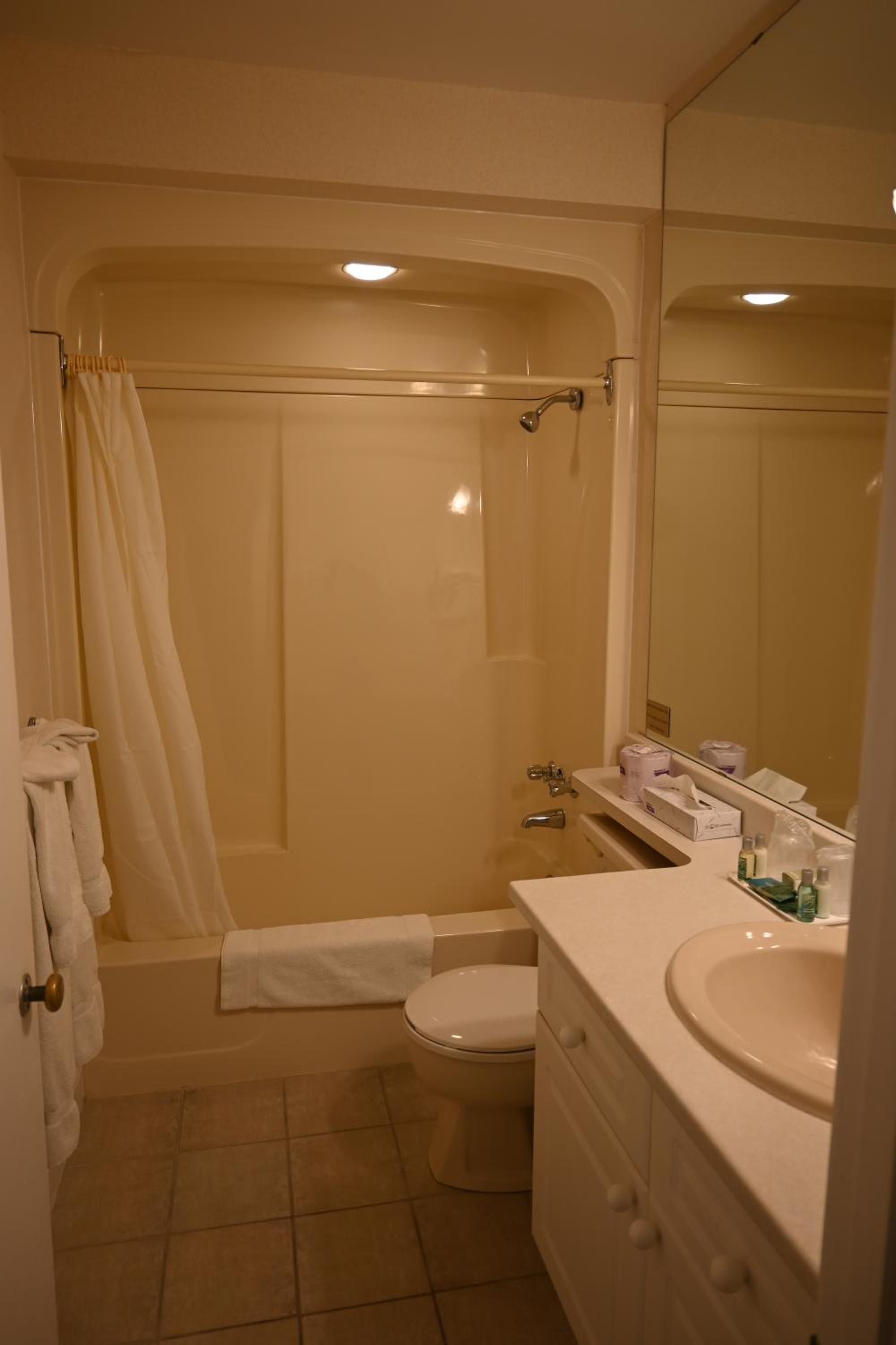 Queen Room with Two Queen Beds - Photo 2