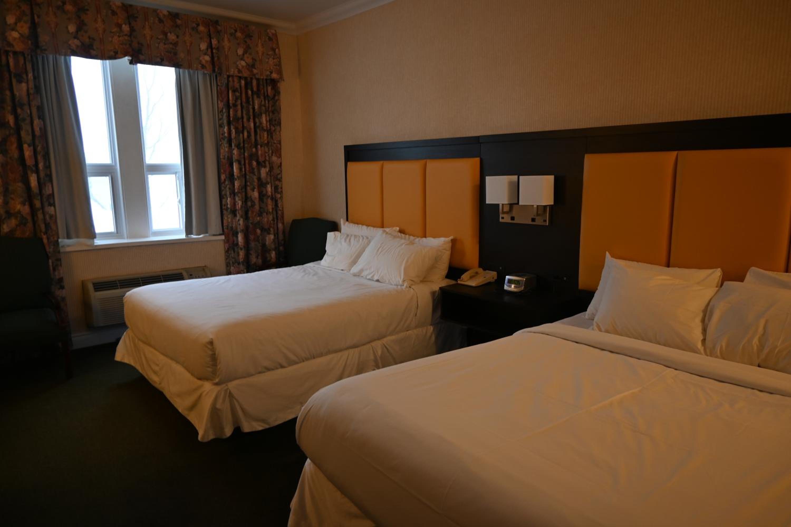 Queen Room with Two Queen Beds - Photo 7