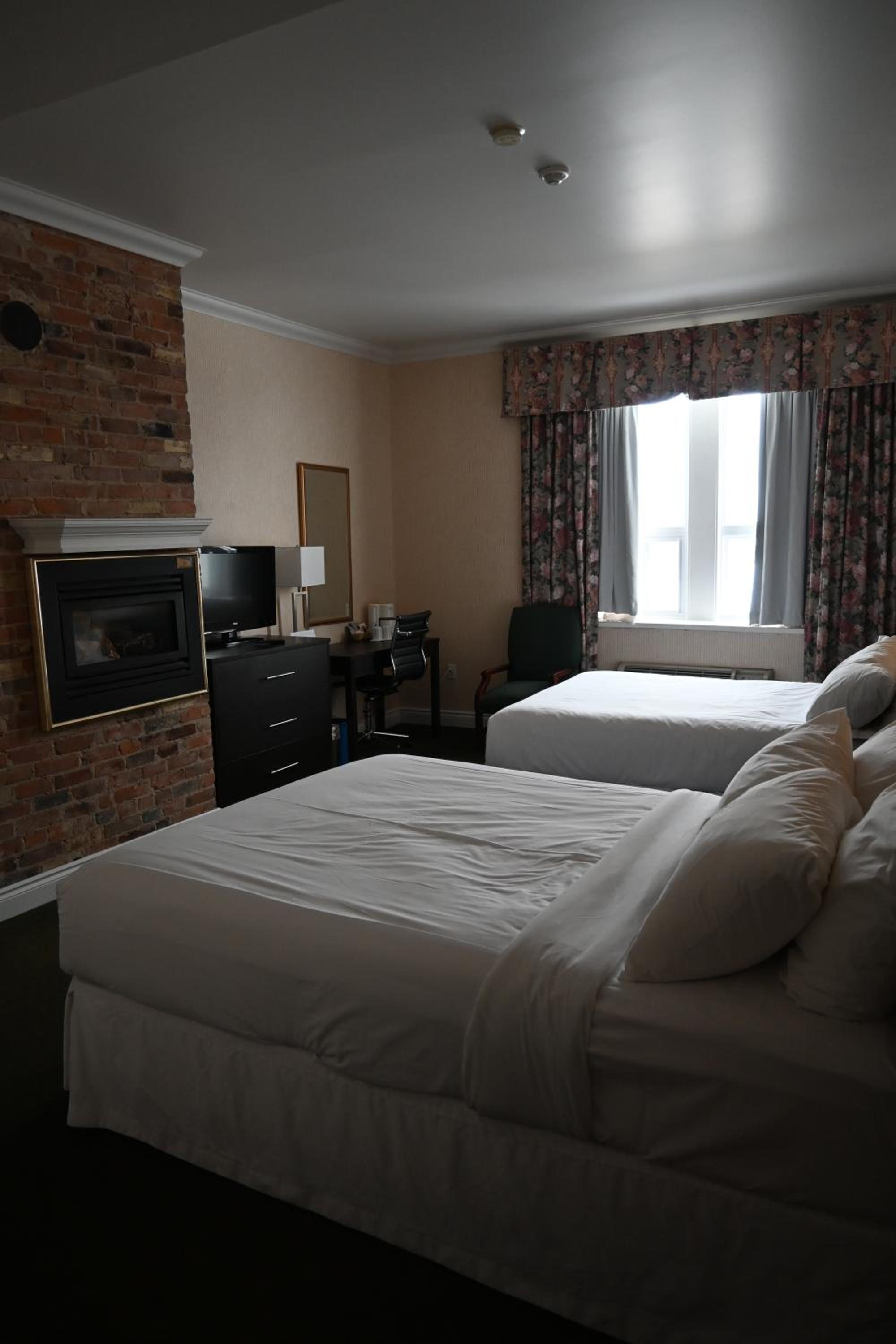 Queen Room with Two Queen Beds - Photo 6