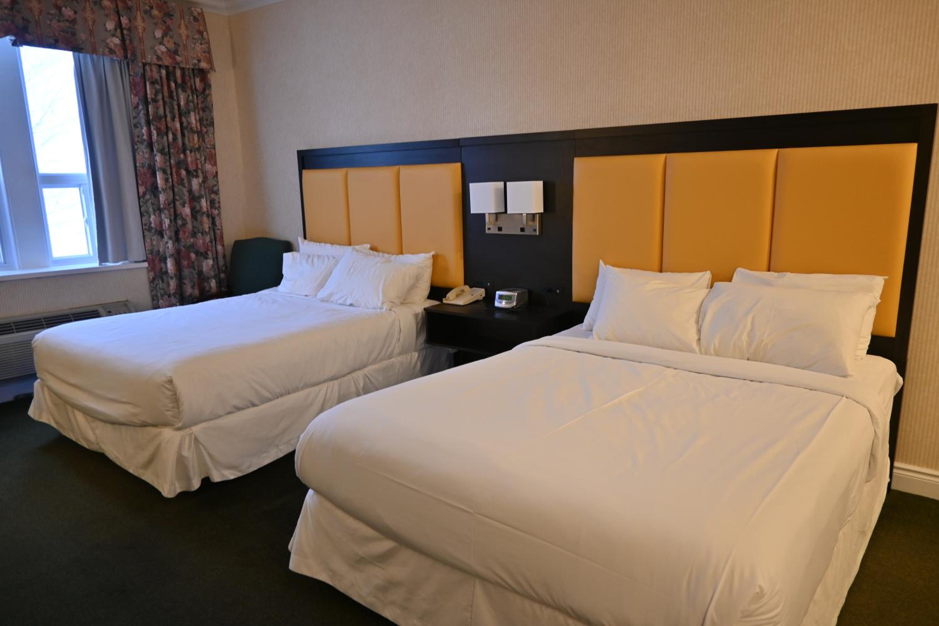 Queen Room with Two Queen Beds - Photo 5