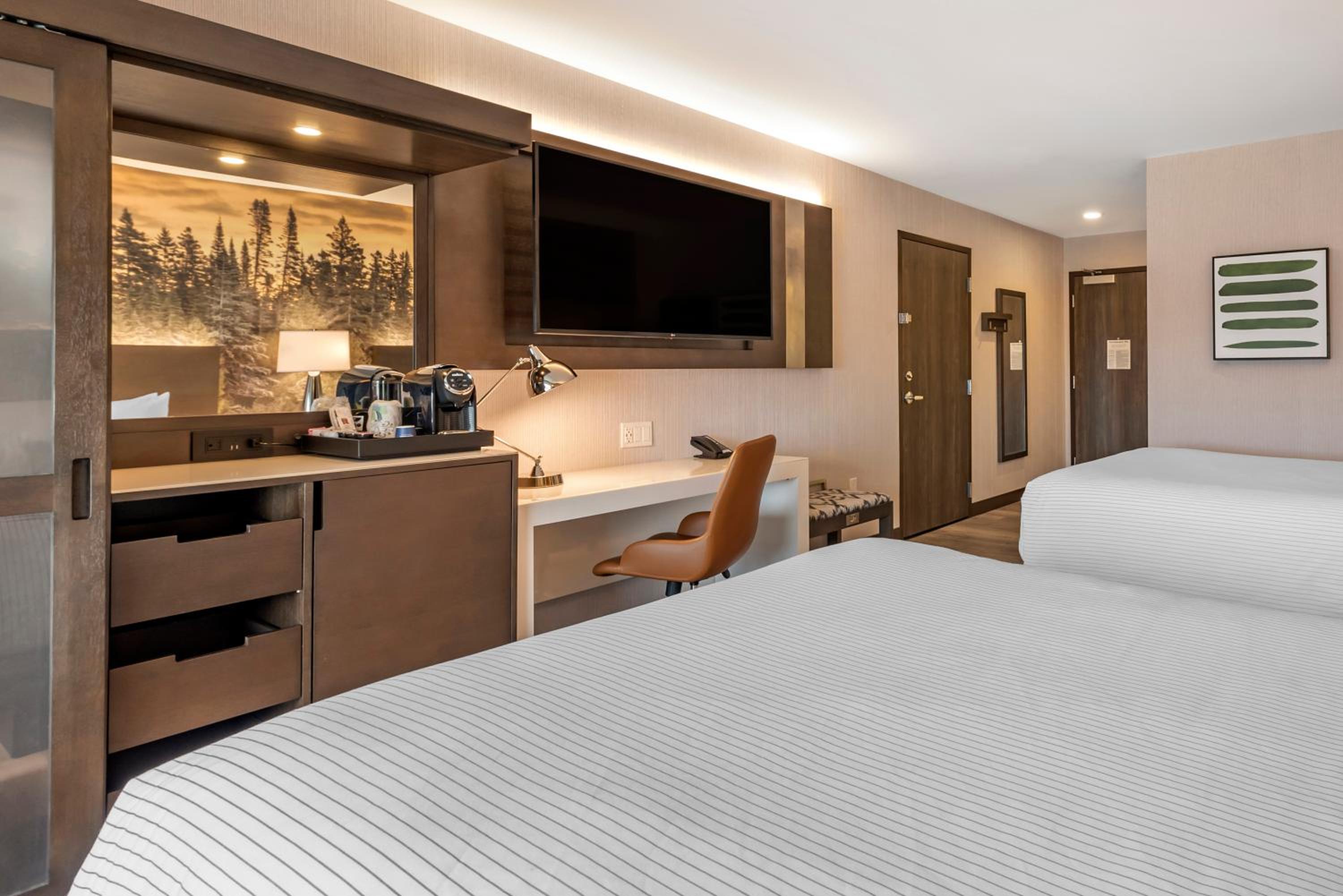 Queen Room with Two Queen Beds - Non-Smoking - Photo 5