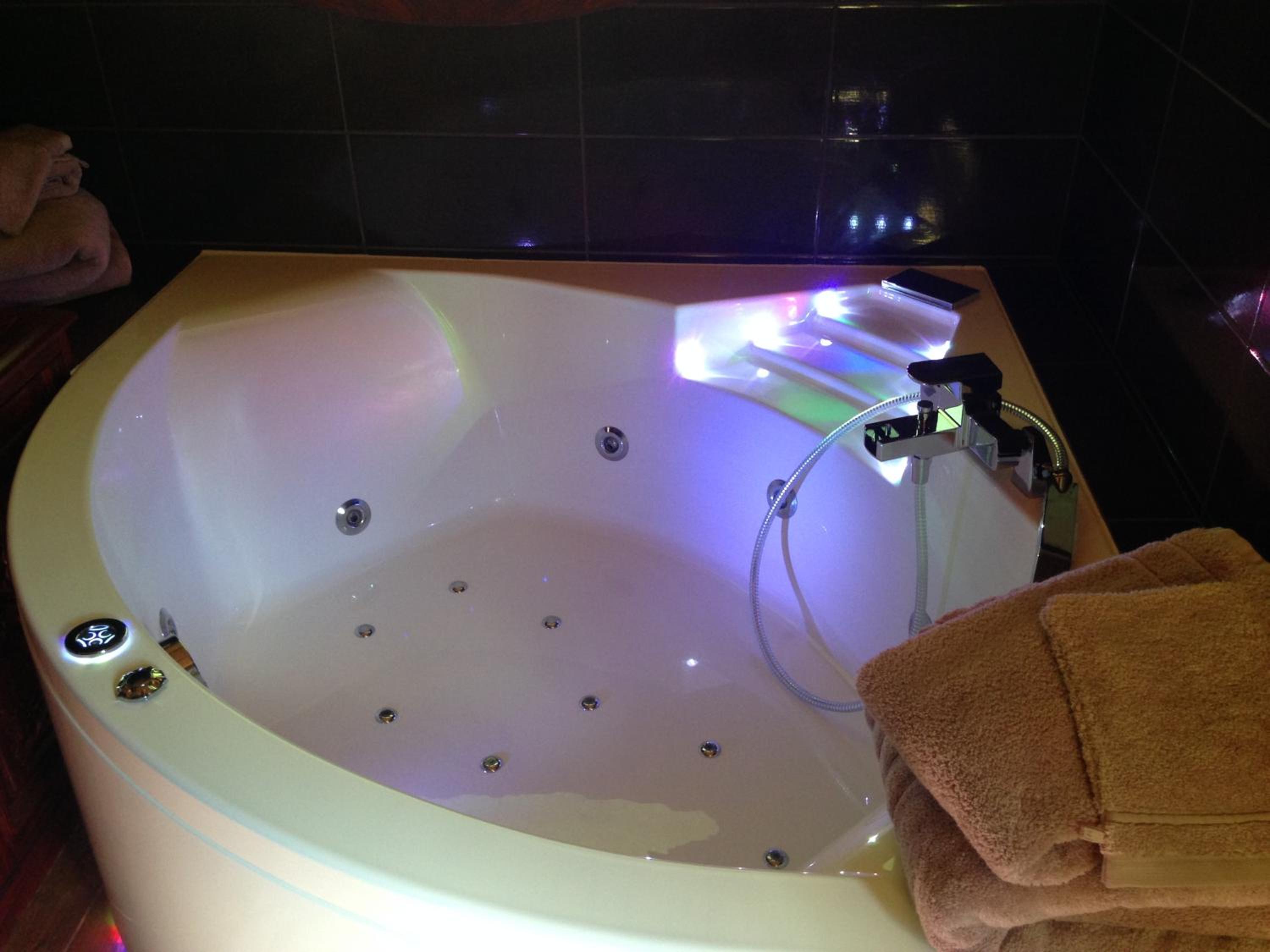 Suite with Spa Bath - Photo 5