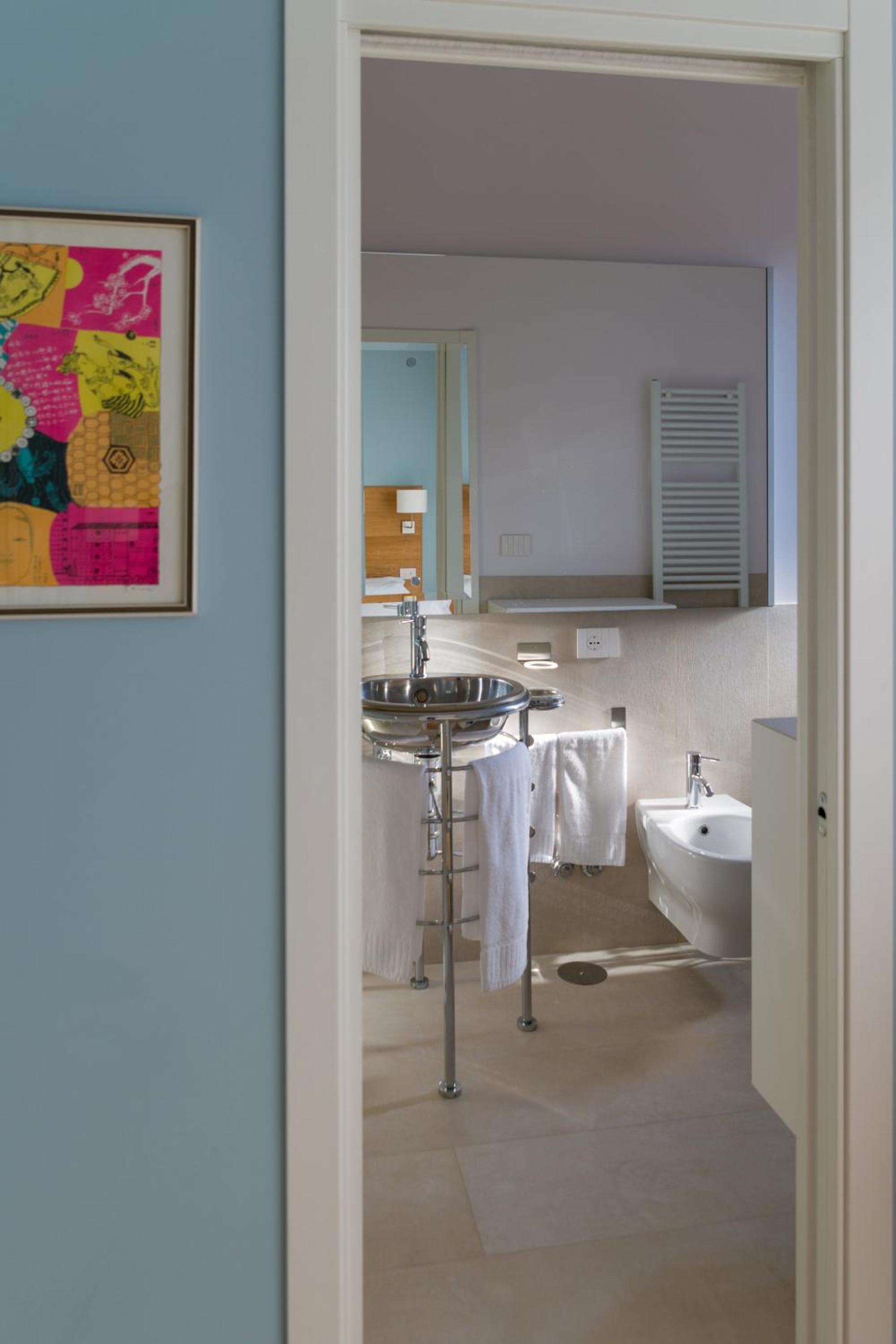 Deluxe Double Room with Balcony photo 3