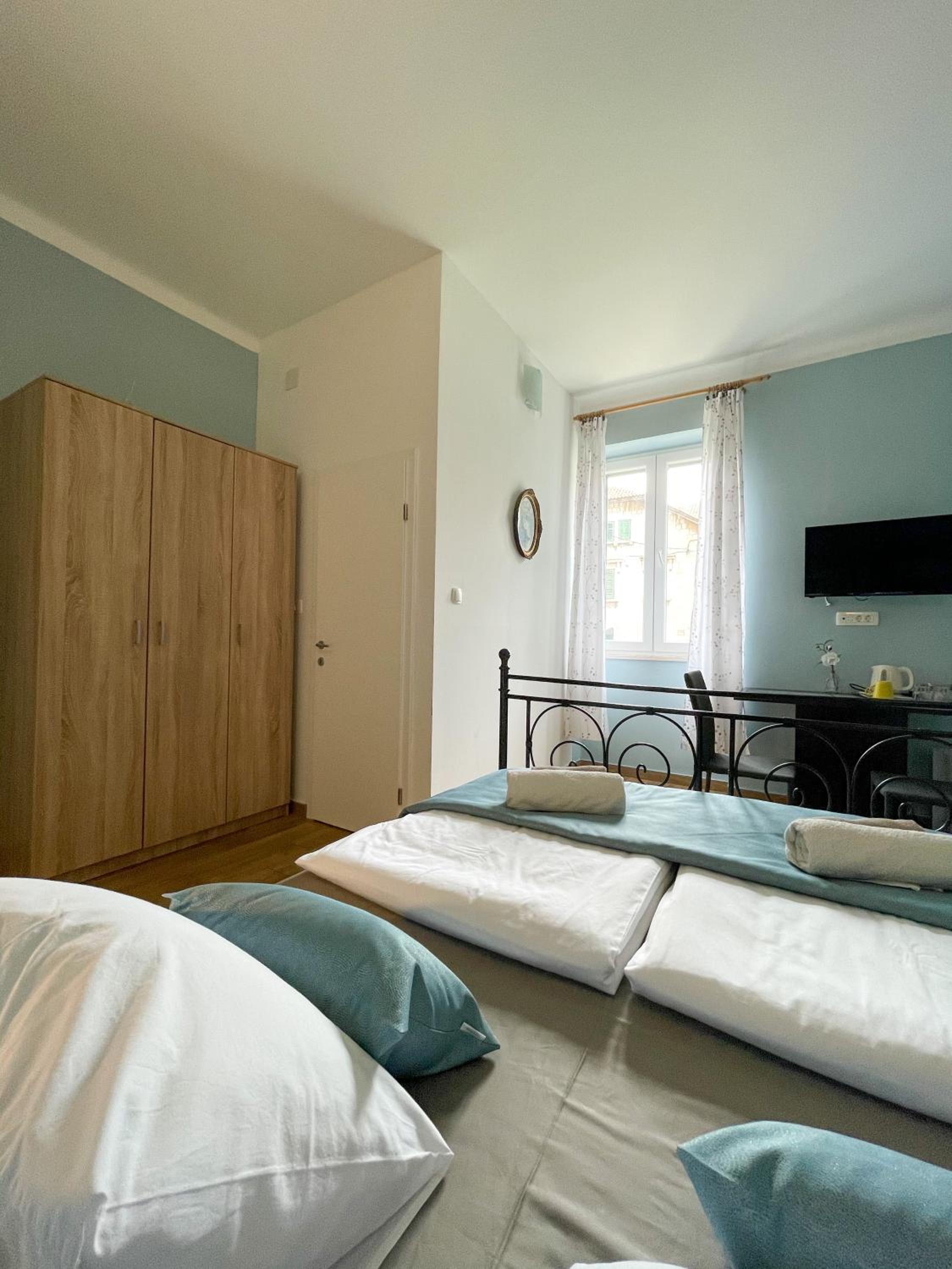 Double Room with Private Bathroom - Photo 12