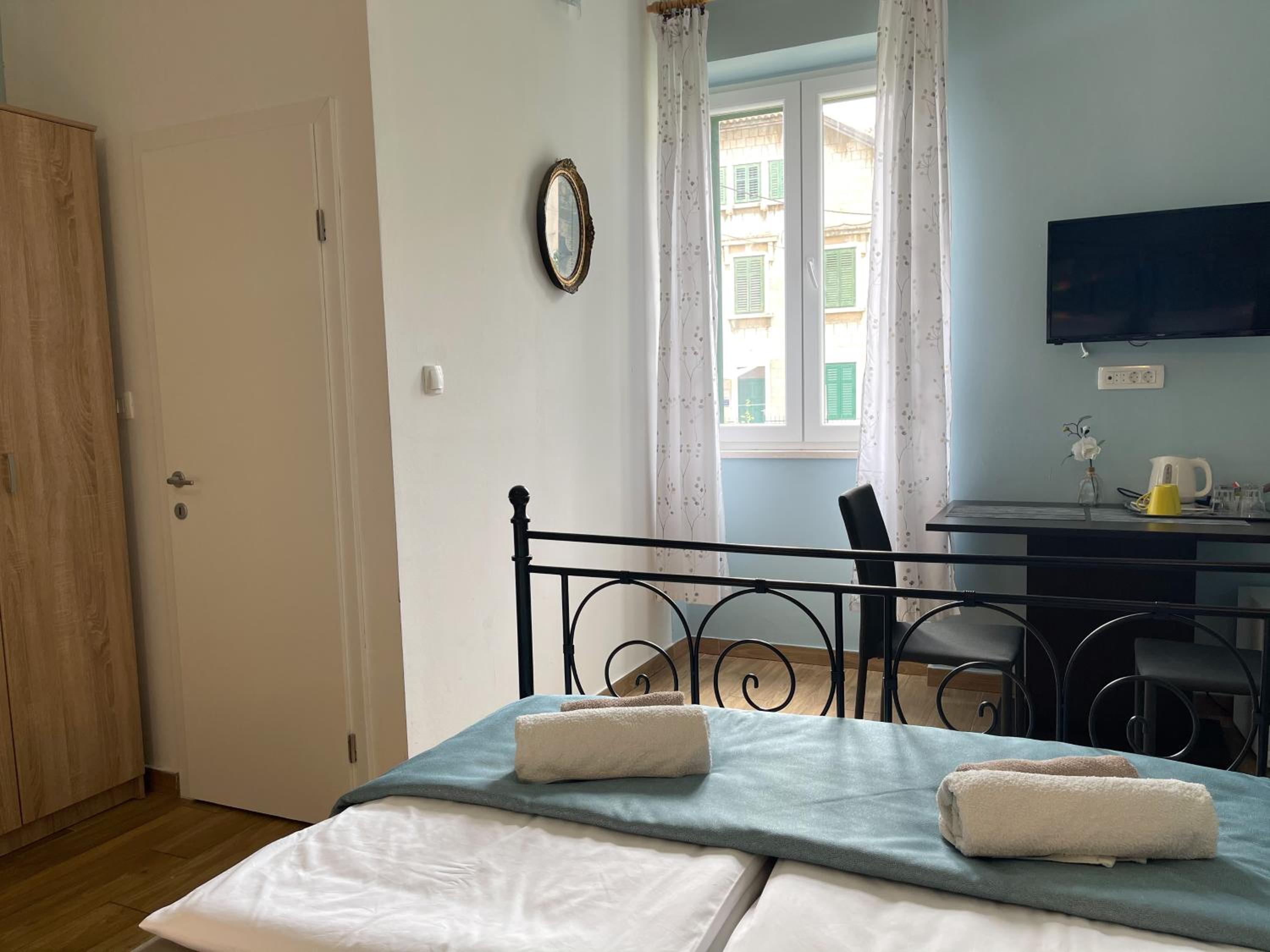 Double Room with Private Bathroom - Photo 18