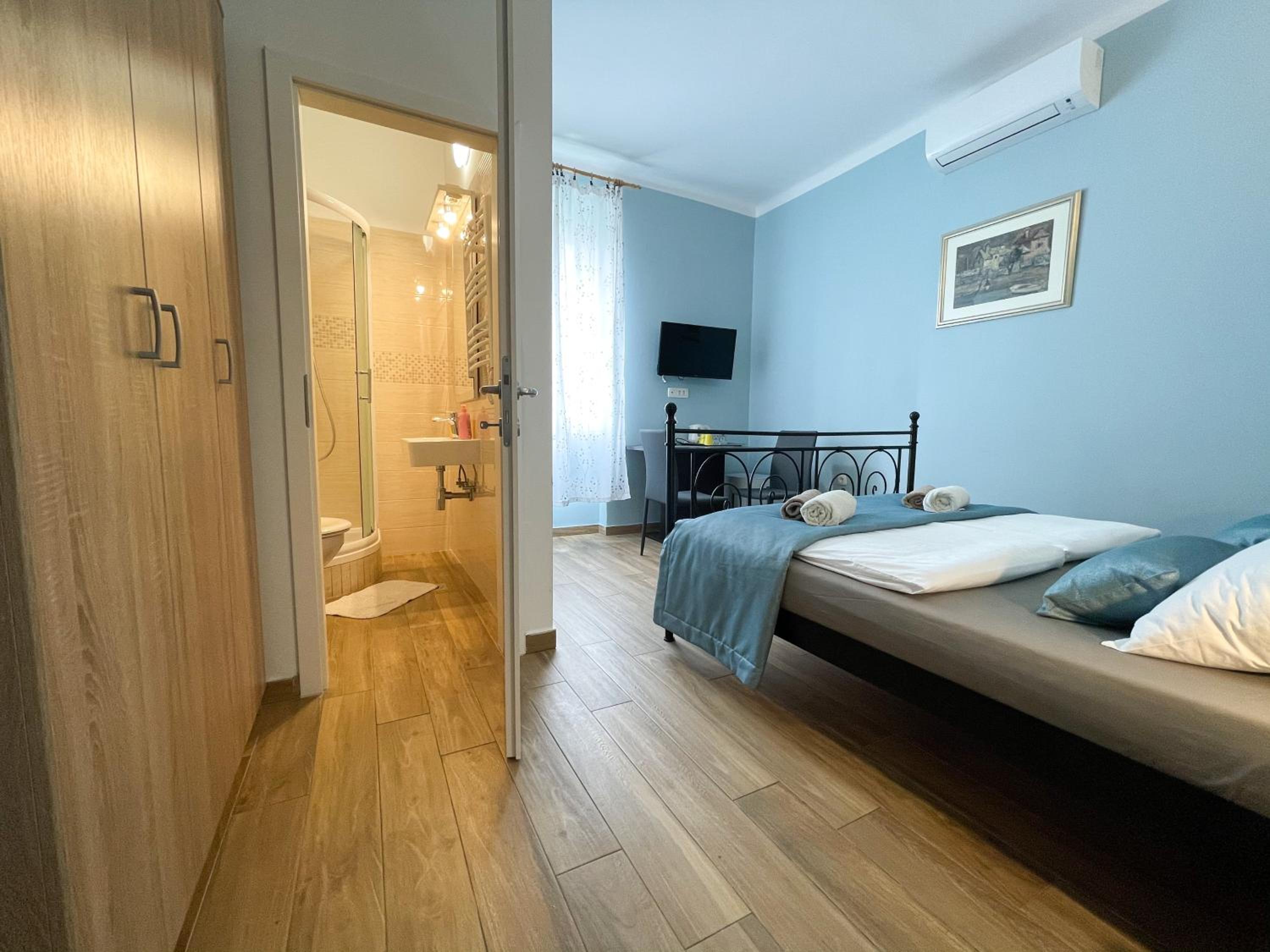 Double Room with Private Bathroom - Photo 20