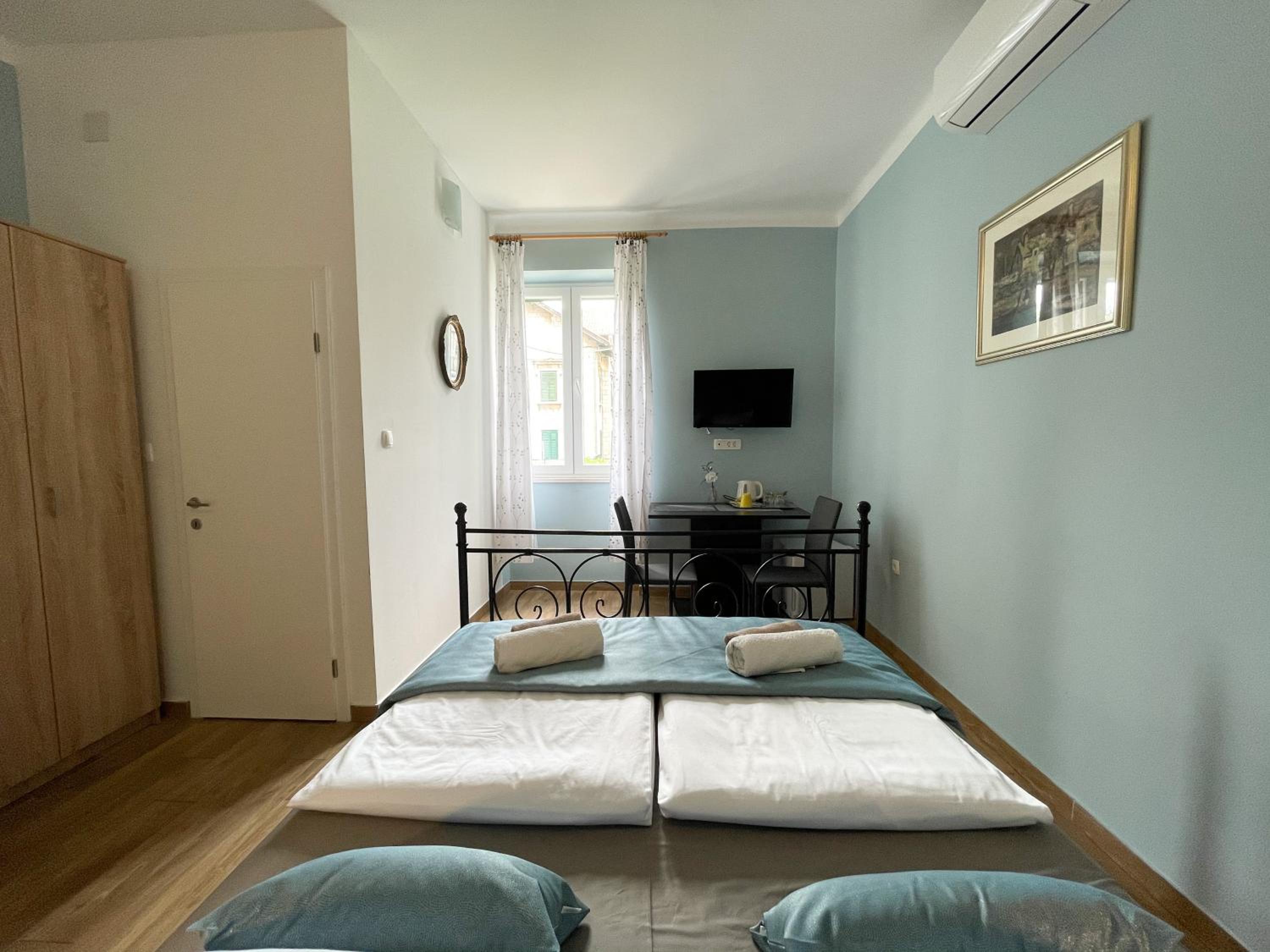 Double Room with Private Bathroom - Photo 21