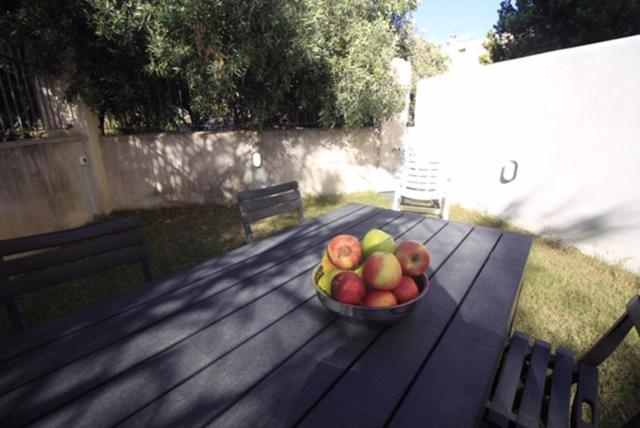 One-Bedroom Apartment with Terrace and Garden photo 3
