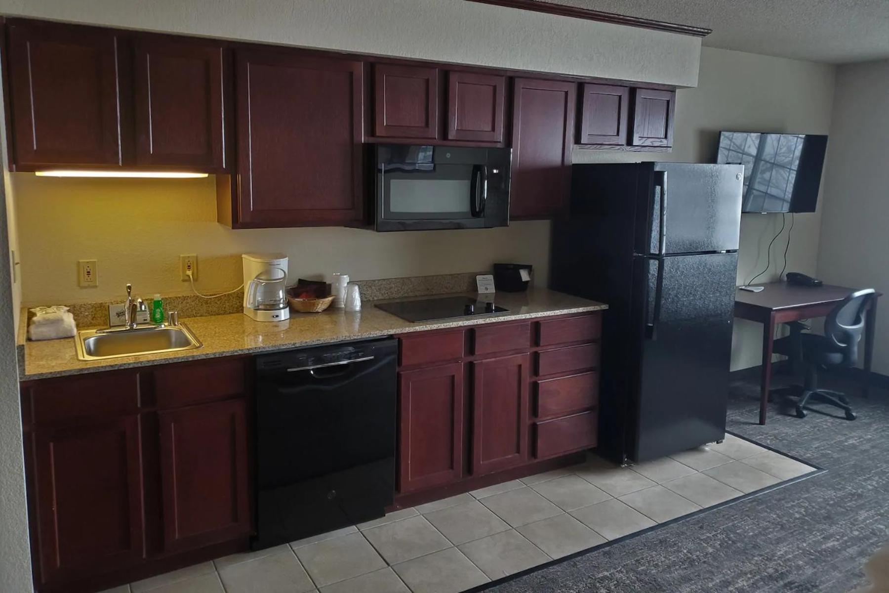 Deluxe Two Room Queen Suite - Disability Access - Non-Smoking  - Photo 5