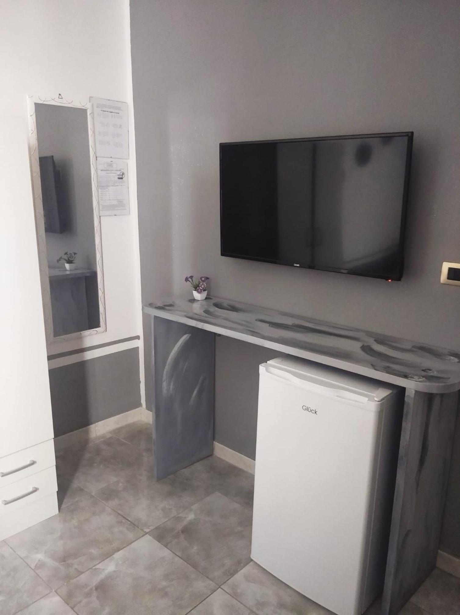 Double Room with Private Bathroom - Photo 7