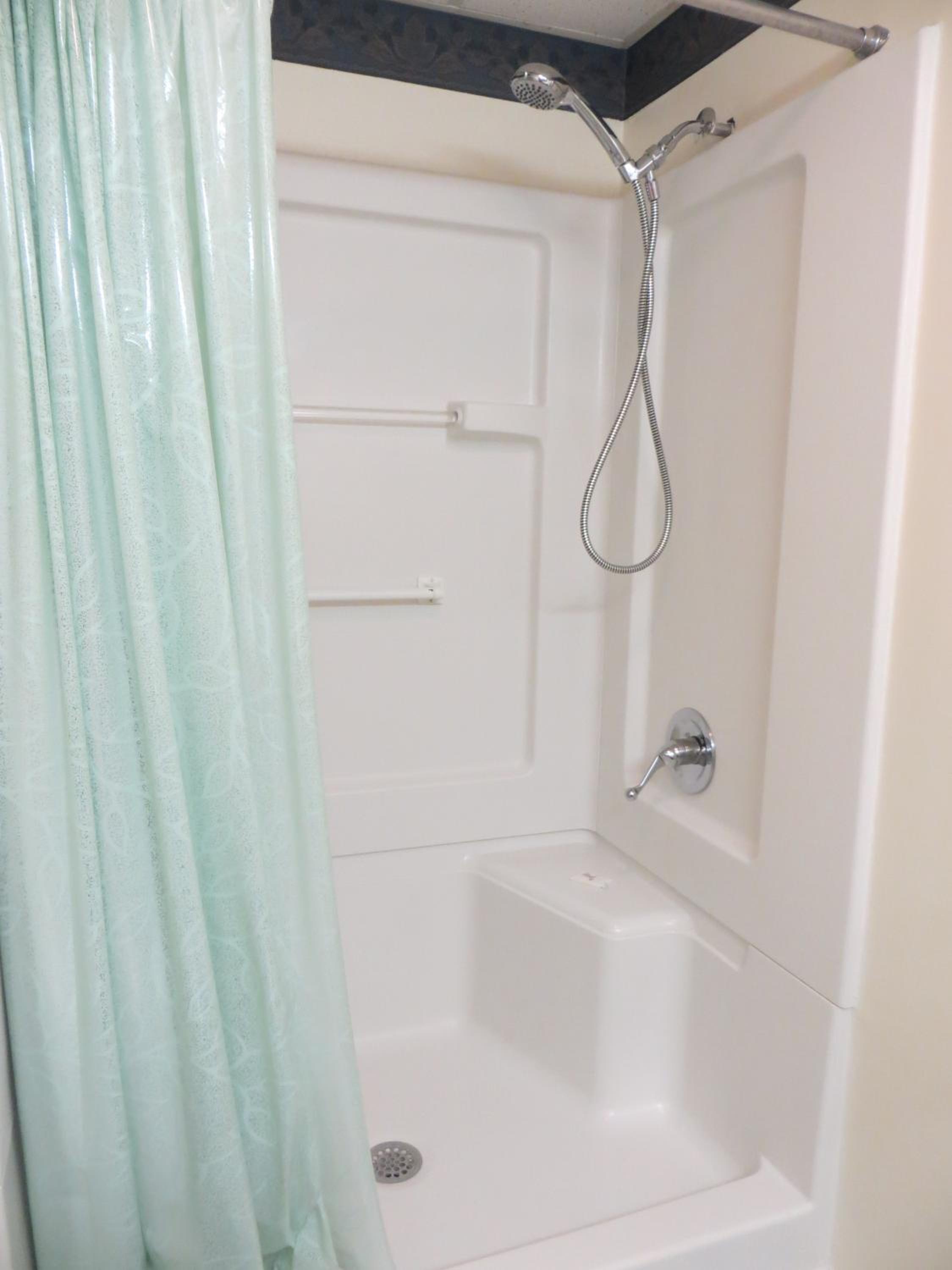 Queen Room with Two Queen Beds - River View (Non Smoking) - Photo 2