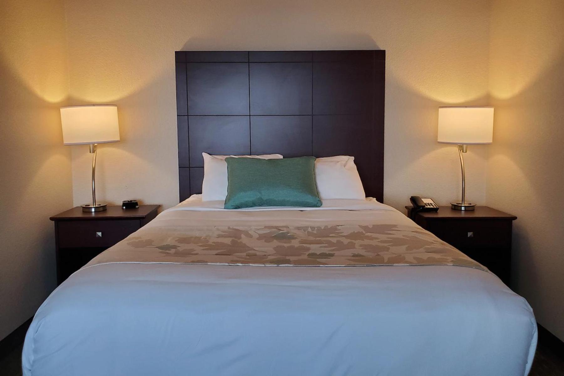 Deluxe Two Room Queen Suite - Disability Access - Non-Smoking  - Photo 2