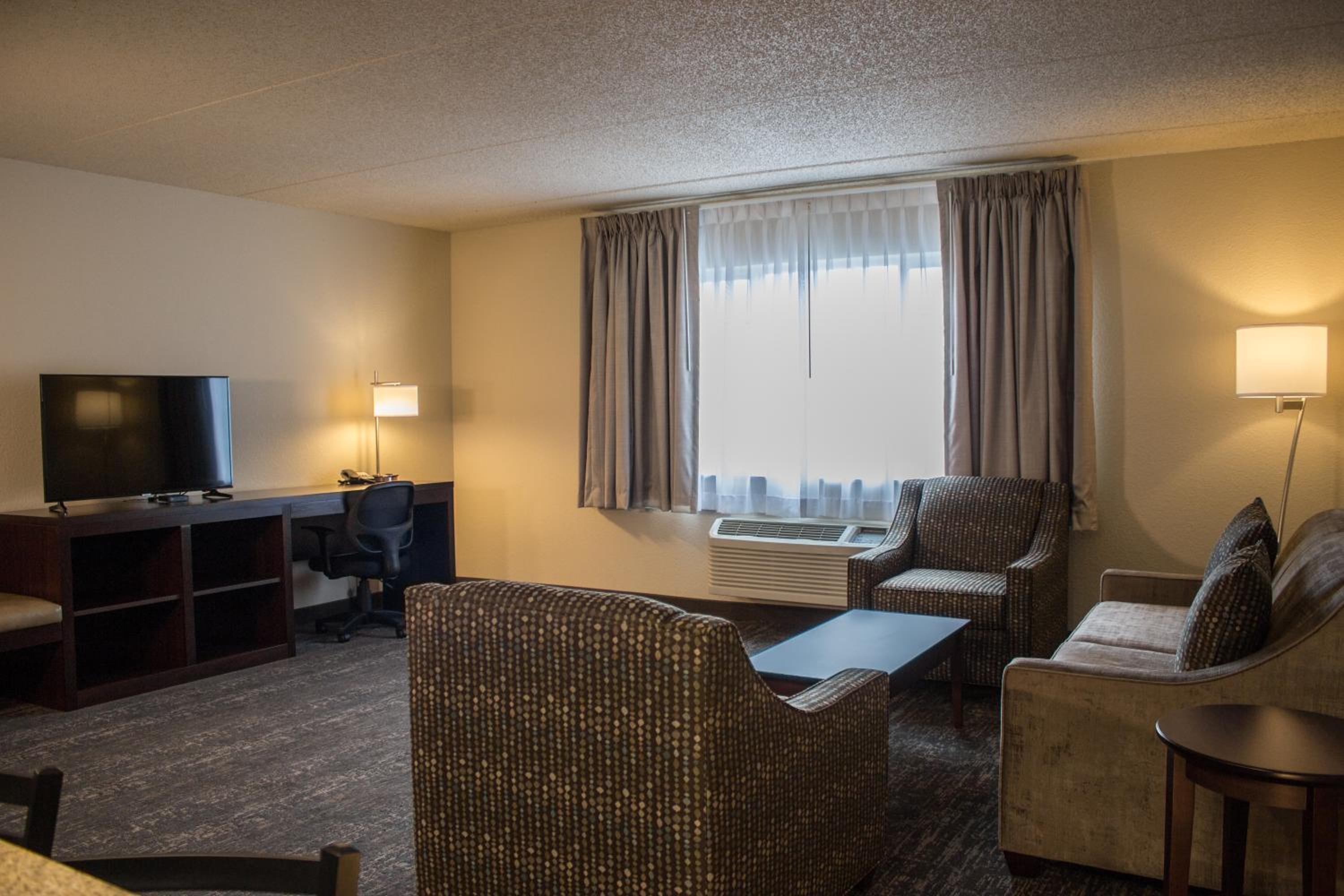 Deluxe Two Room King Suite - Disability Access - Non-Smoking  - Photo 2