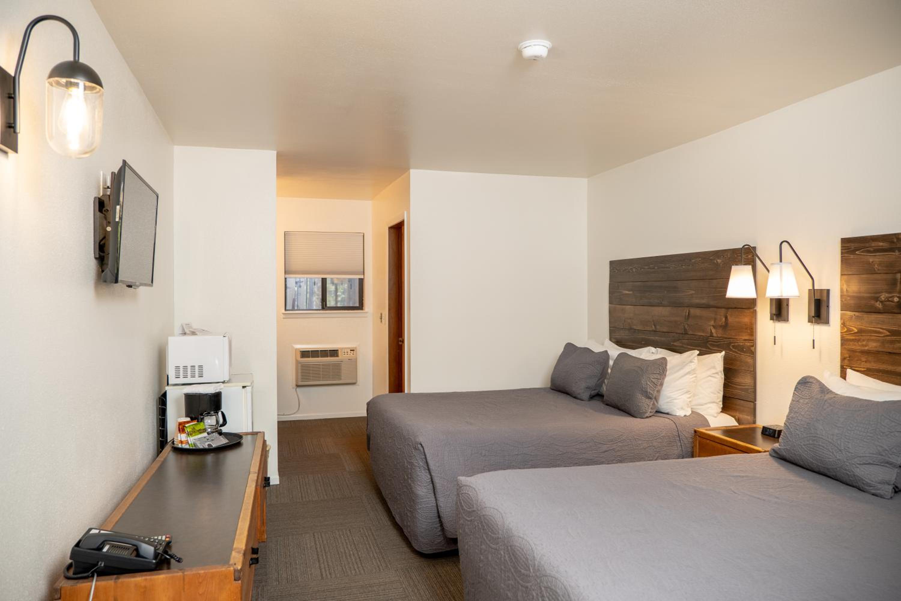 Second Floor Queen Room with Two Queen Bed photo 2