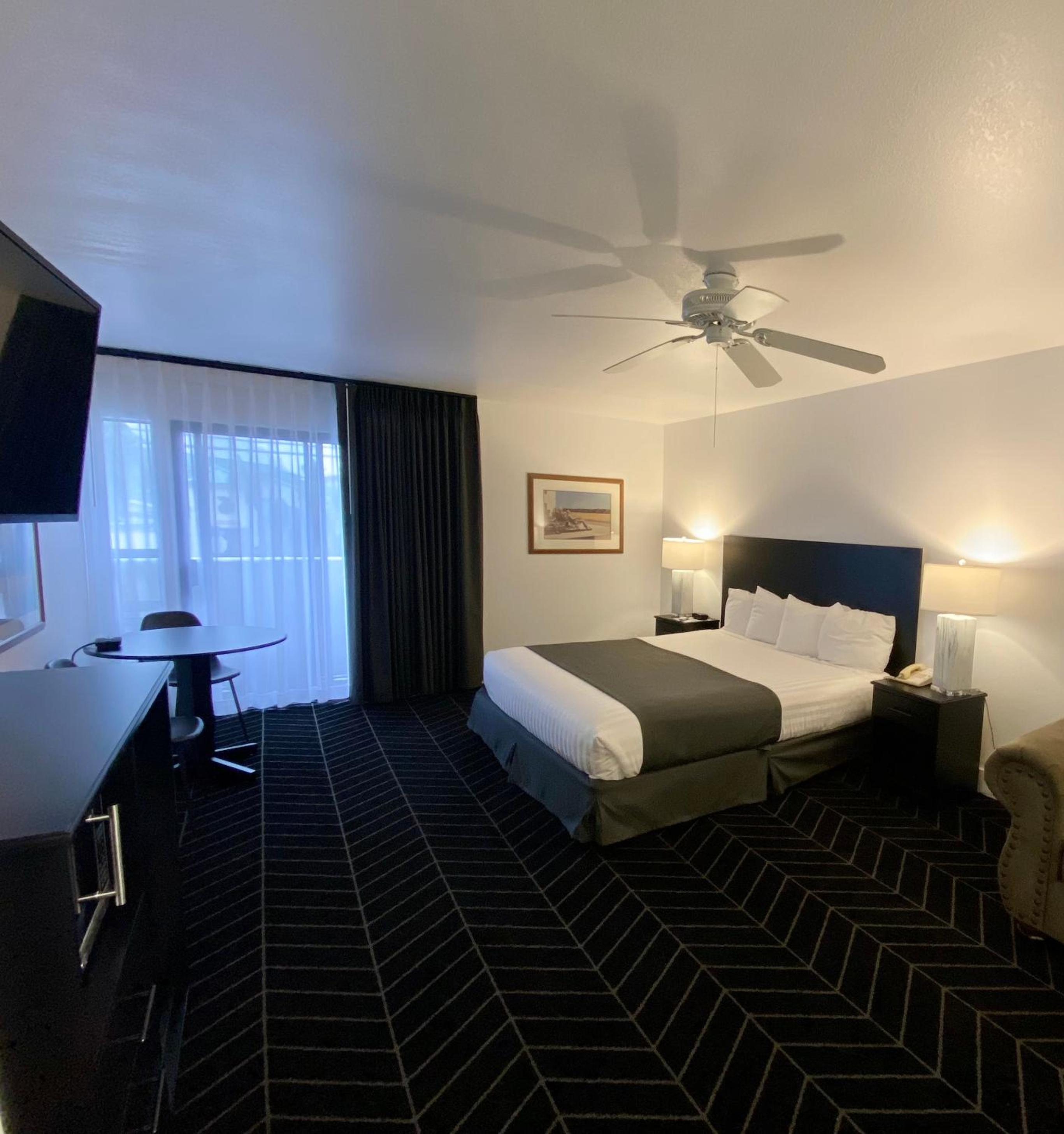 1 King Bed Non Smoking - Photo 1