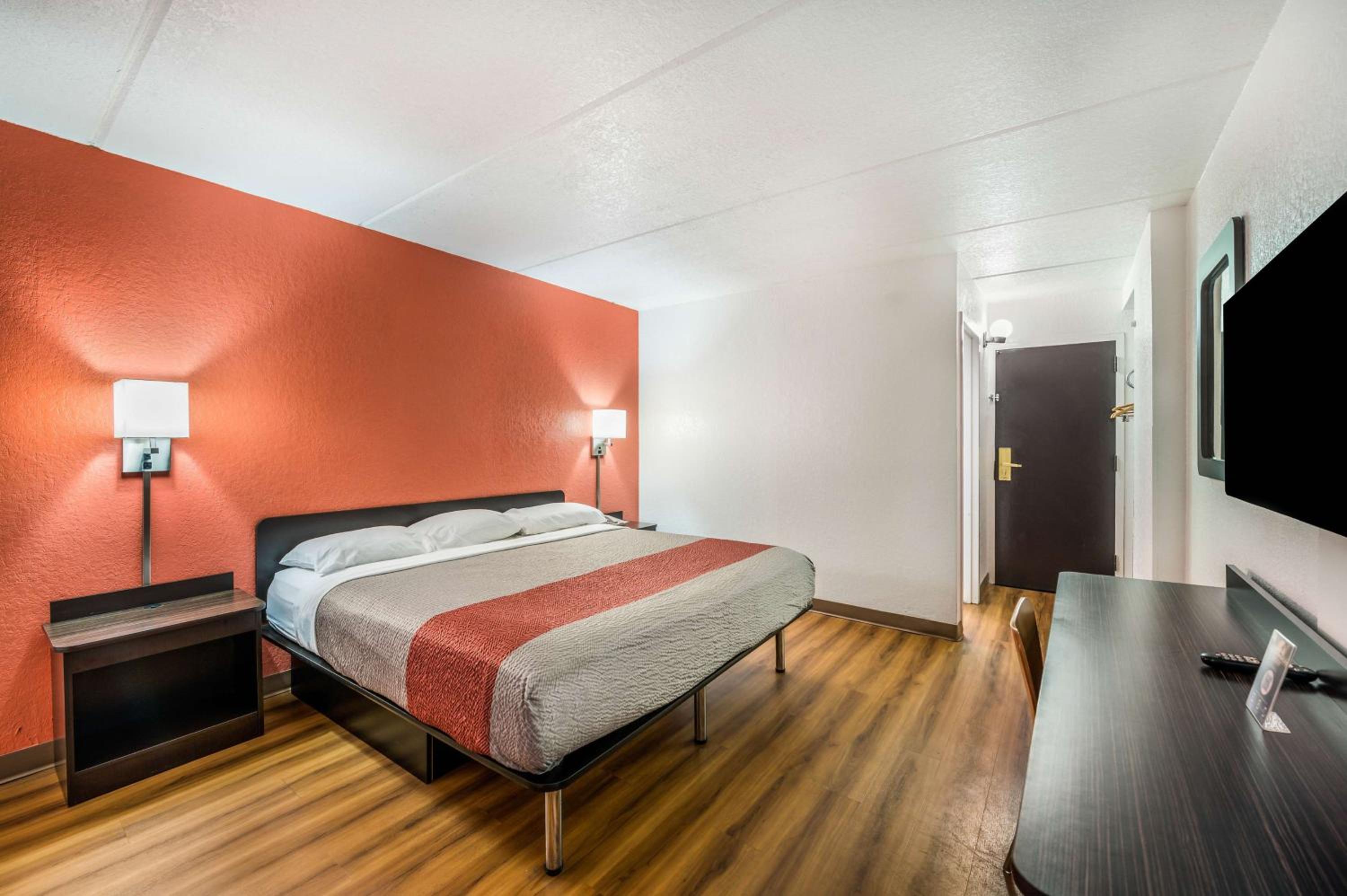 King Room - Non-Smoking - Photo 1