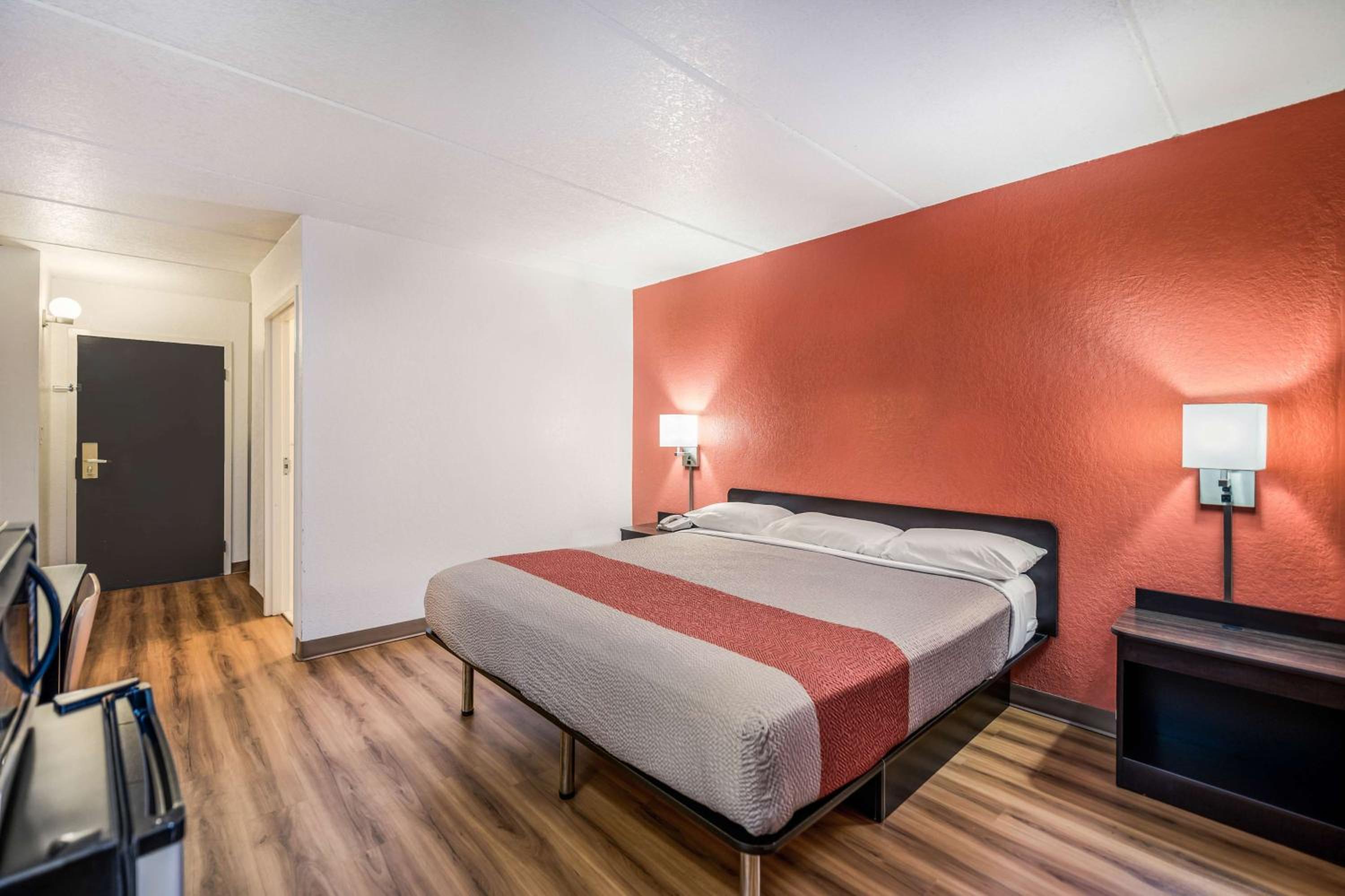 King Room with Roll-in Shower - Disability Access - Non-Smoking - Photo 1