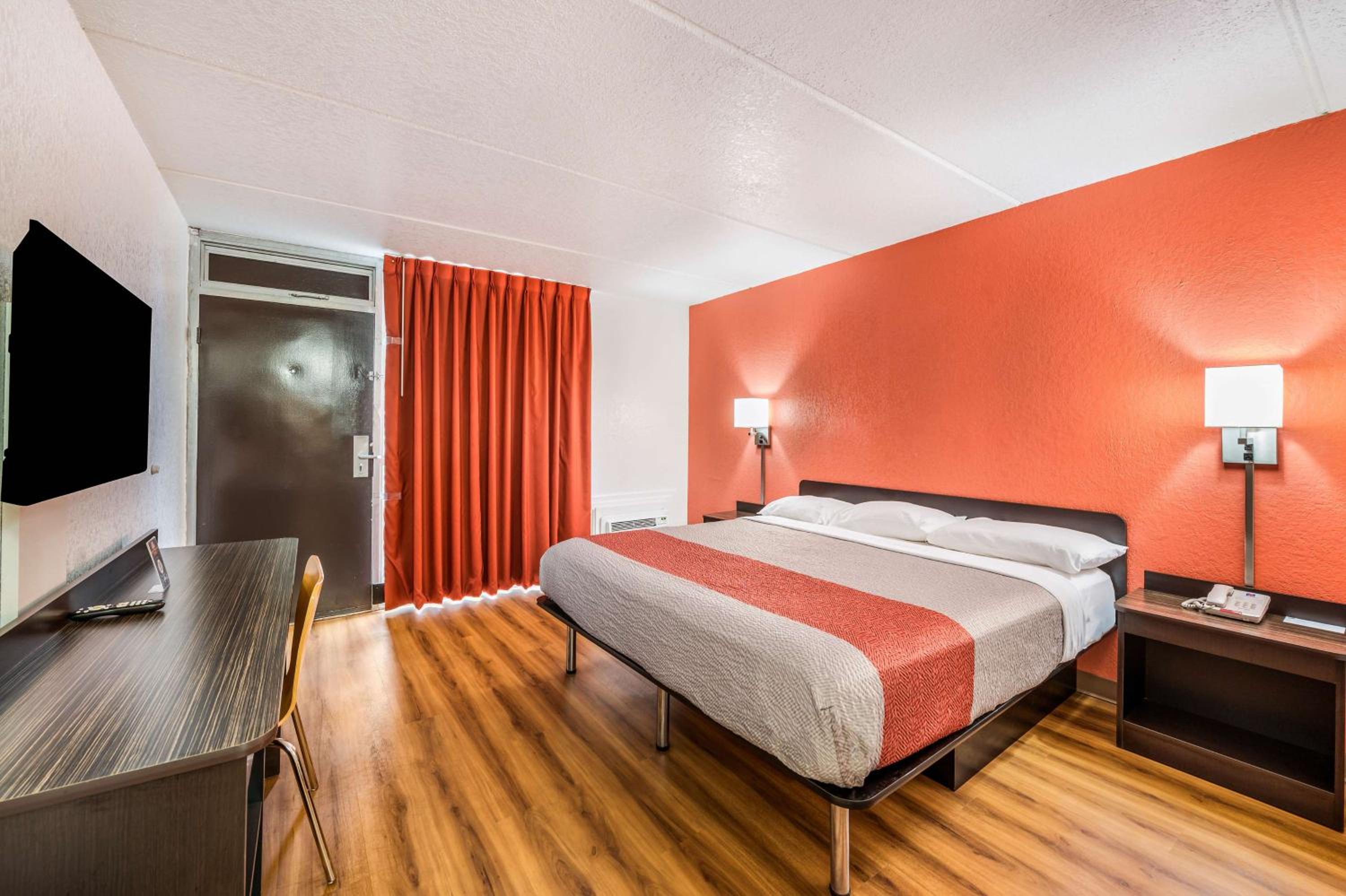 King Room with Roll-in Shower - Disability Access - Non-Smoking - Photo 4
