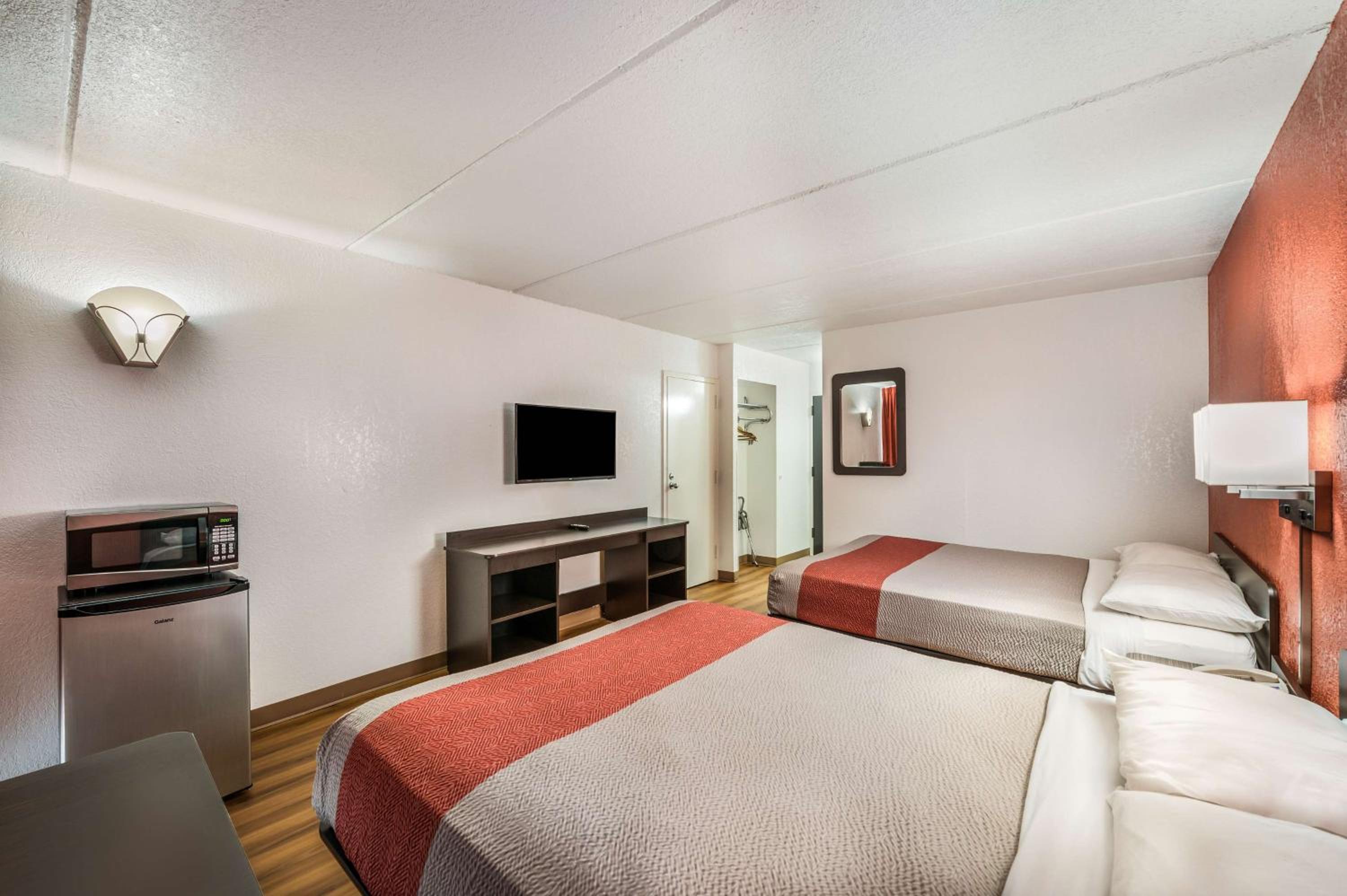 Queen Room with Two Queen Beds - Non-Smoking - Photo 3