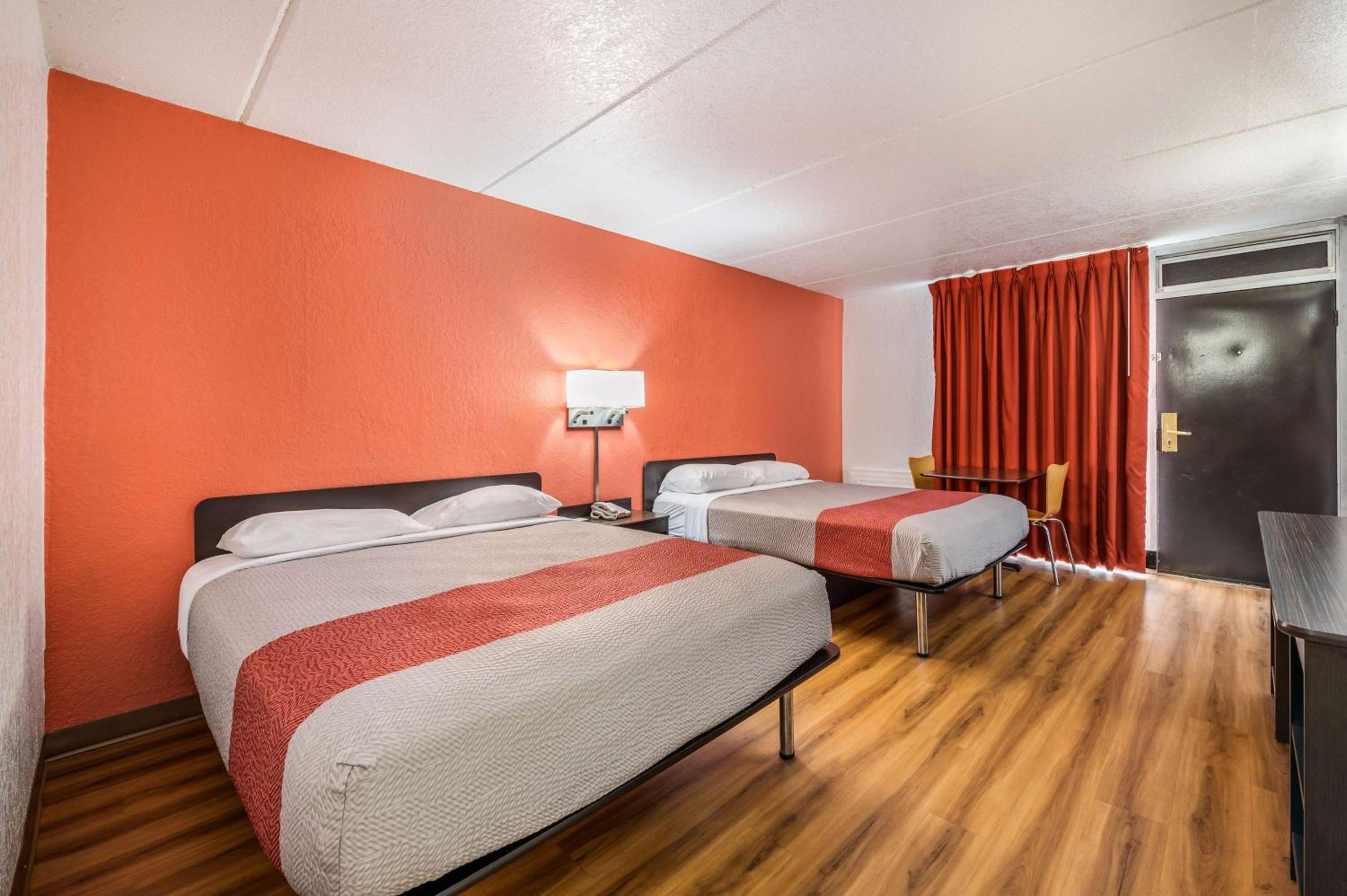 Deluxe Queen Room with Two Queen Beds - Non-Smoking - Photo 4
