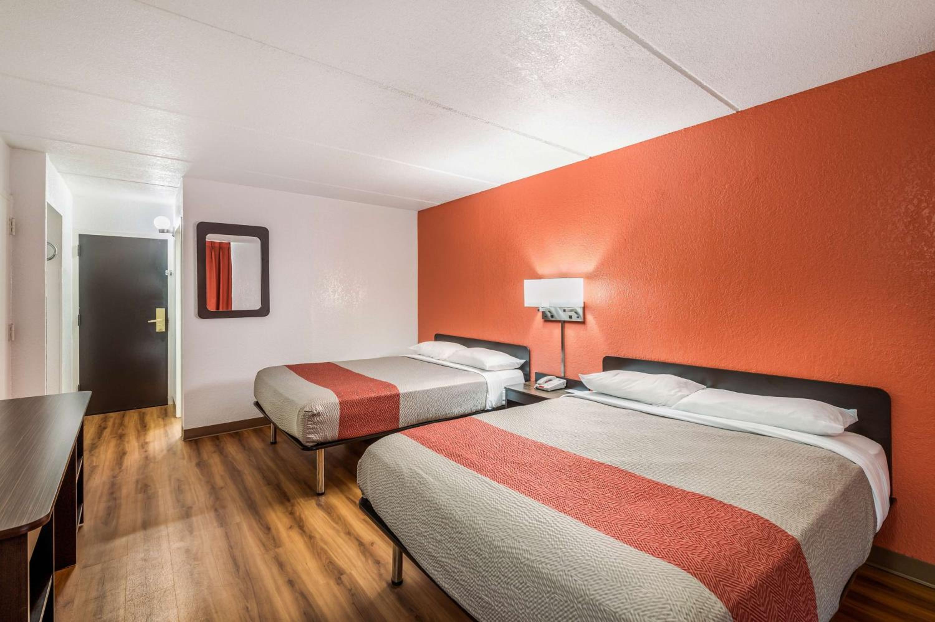 Queen Room with Two Queen Beds - Non-Smoking - Photo 2