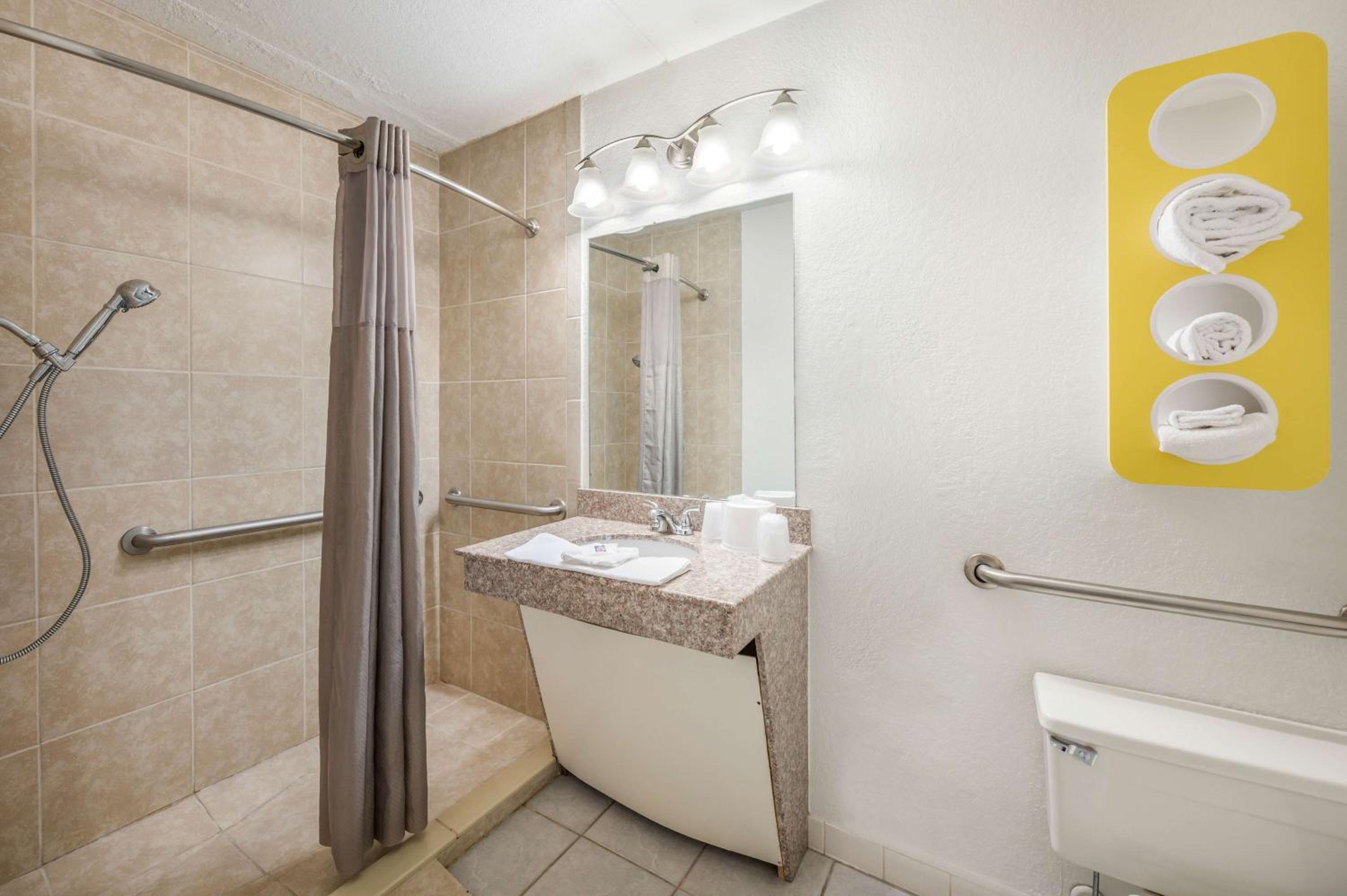 King Room with Roll-in Shower - Disability Access - Non-Smoking - Photo 2