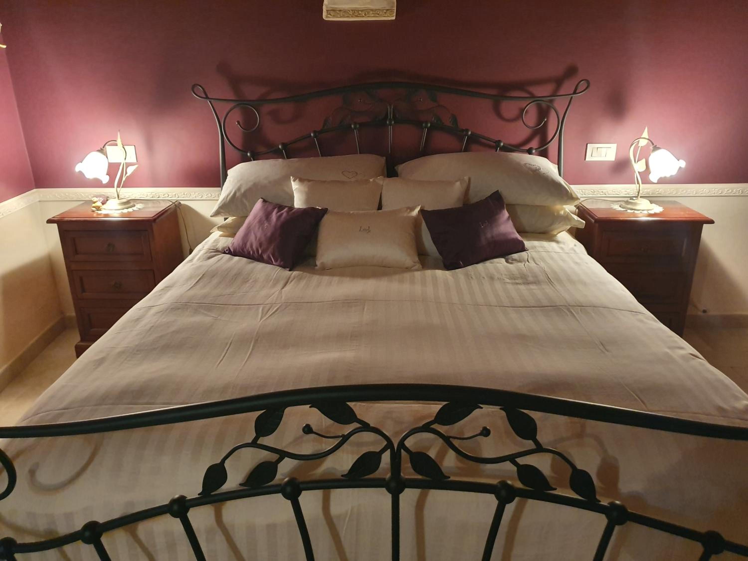 Deluxe Double Room - Photo 9