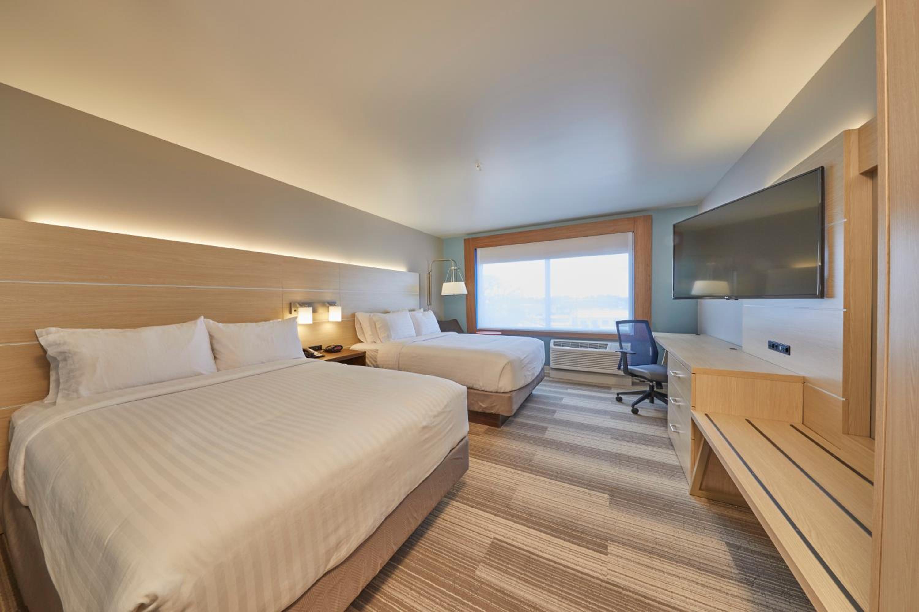 Standard Room with Two Queen Beds photo 1