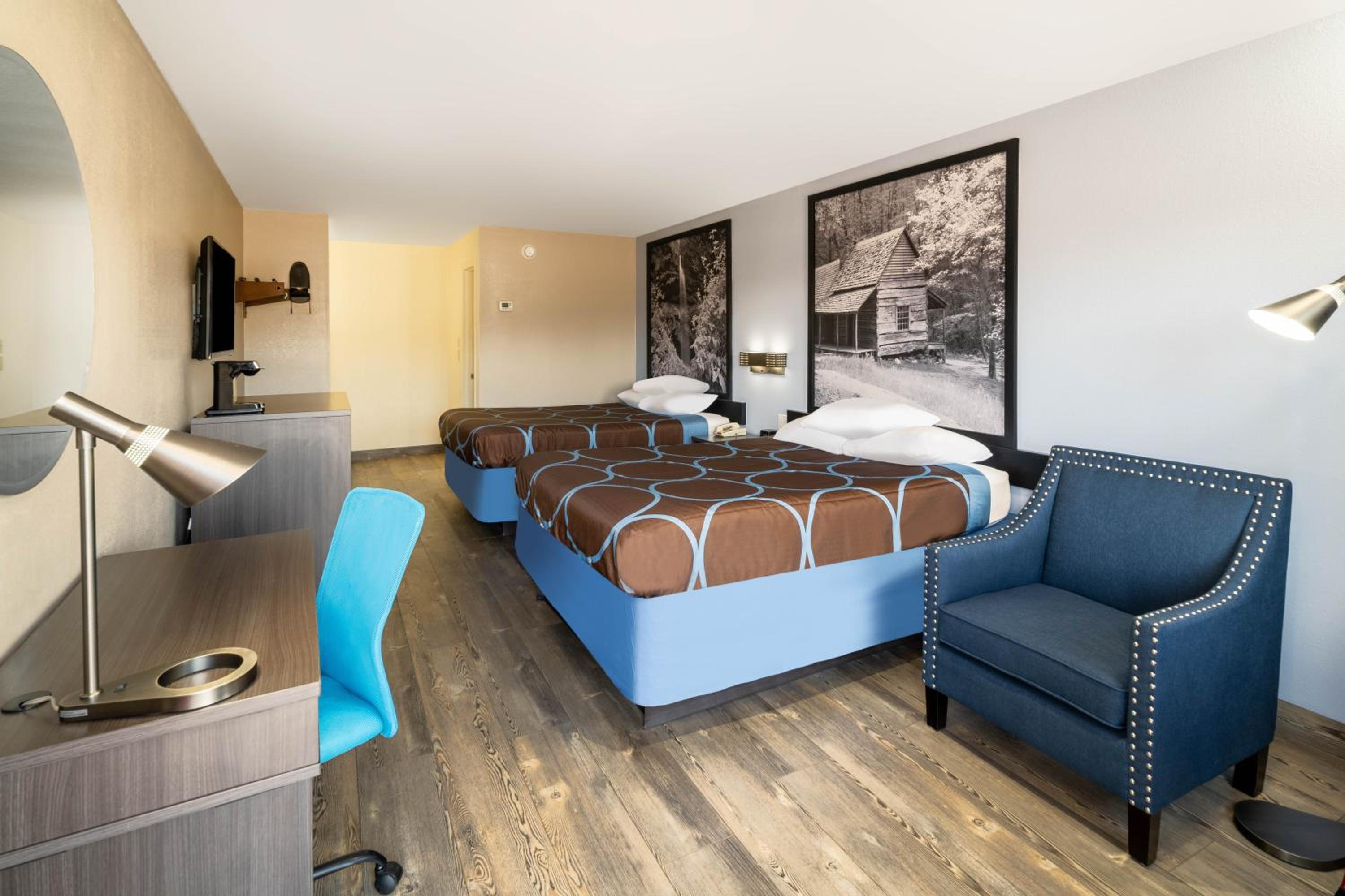 Queen Room with Two Queen Beds - Non-Smoking - Photo 6