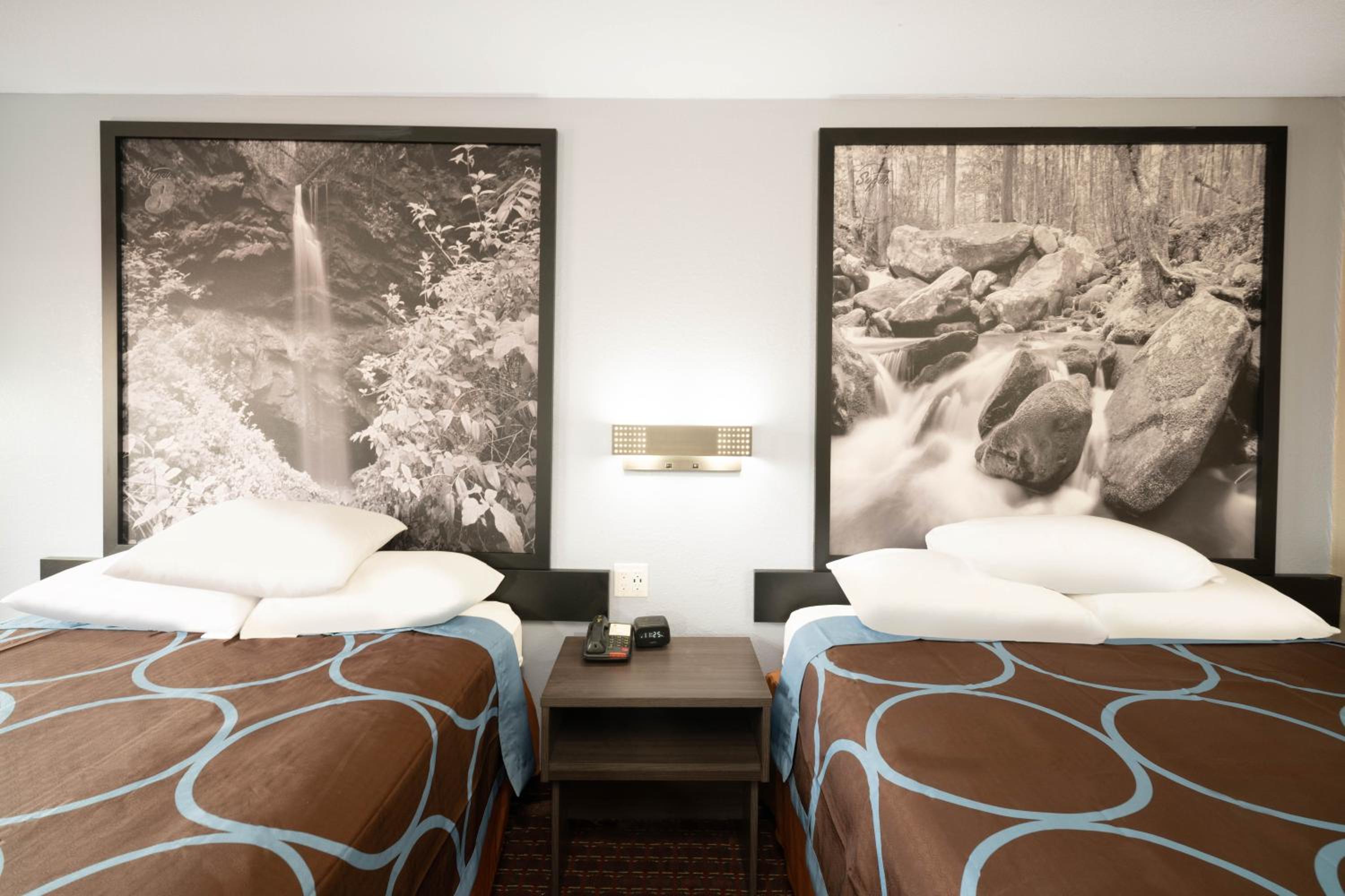 Queen Room with Two Queen Beds - Non-Smoking - Photo 7