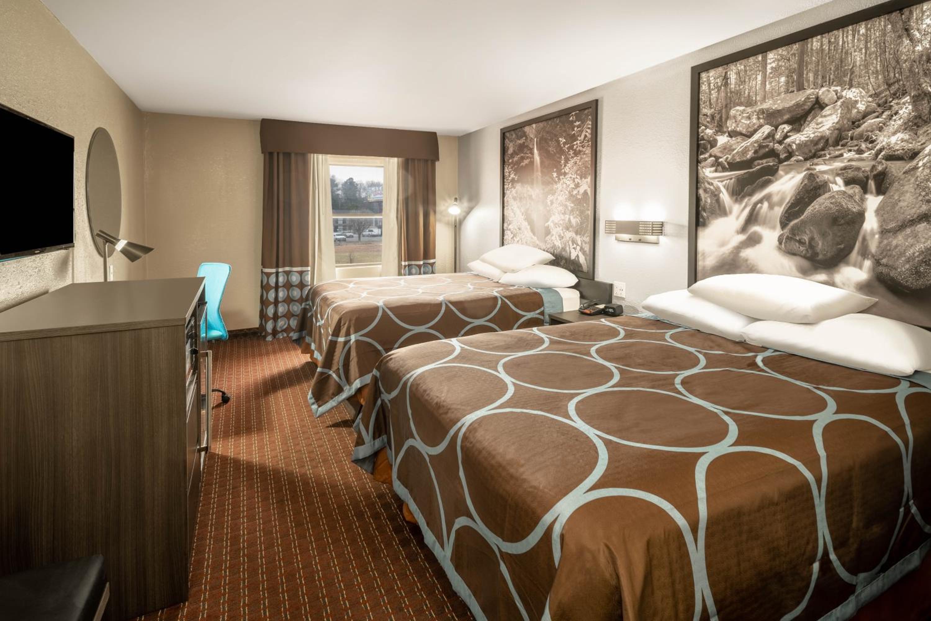 Queen Room with Two Queen Beds - Non-Smoking - Photo 9