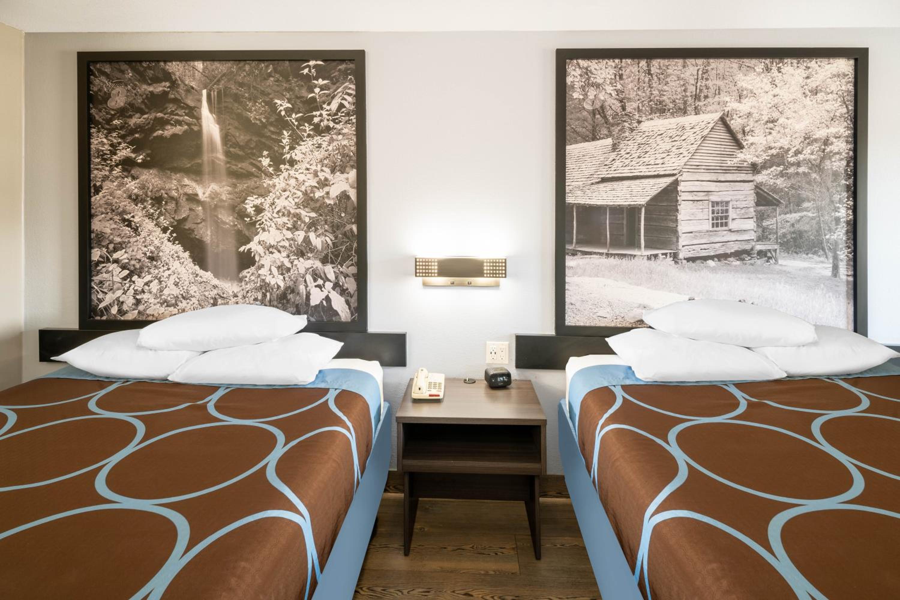 Queen Room with Two Queen Beds - Non-Smoking - Photo 3