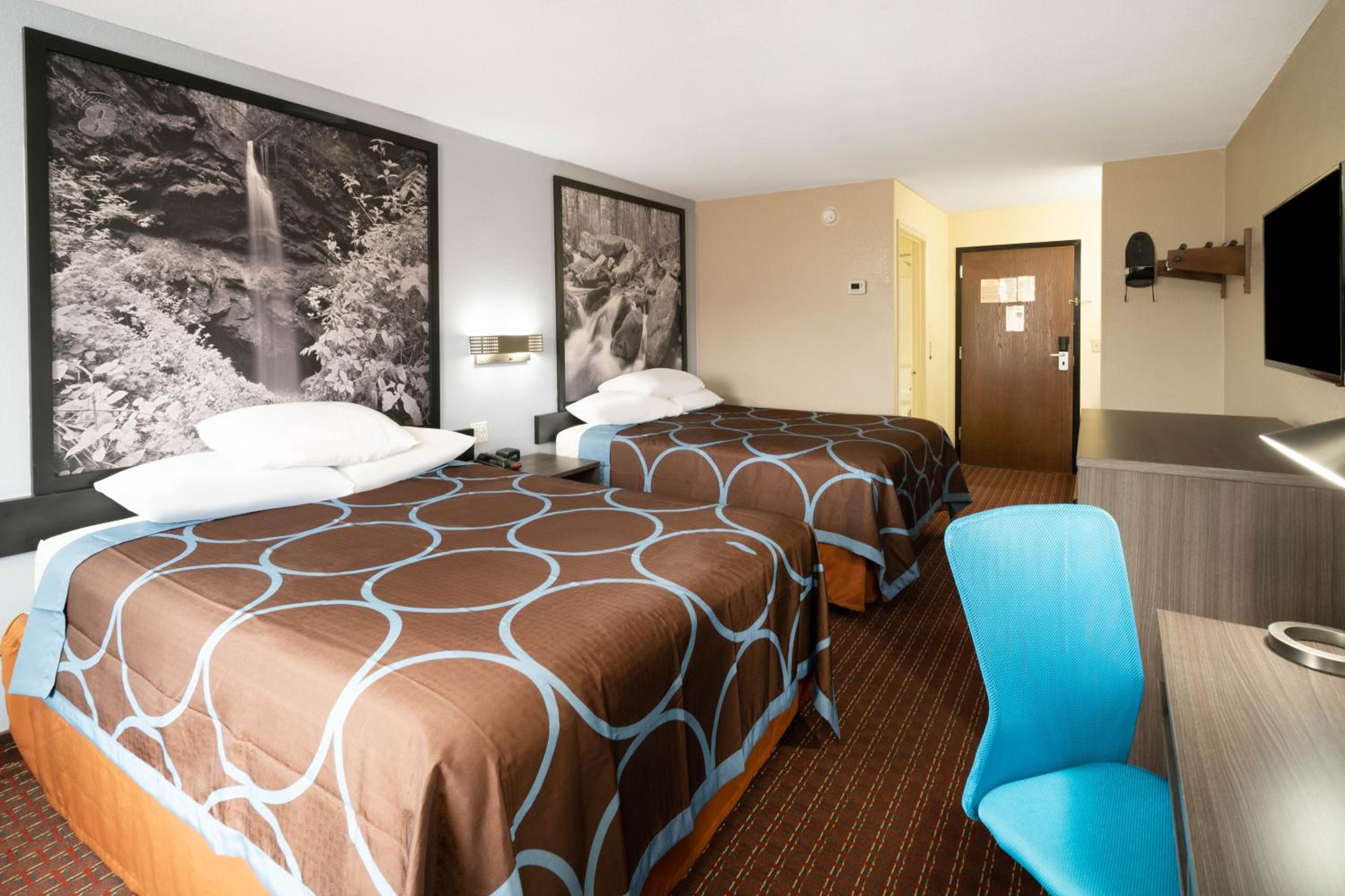 Queen Room with Two Queen Beds - Non-Smoking - Photo 8