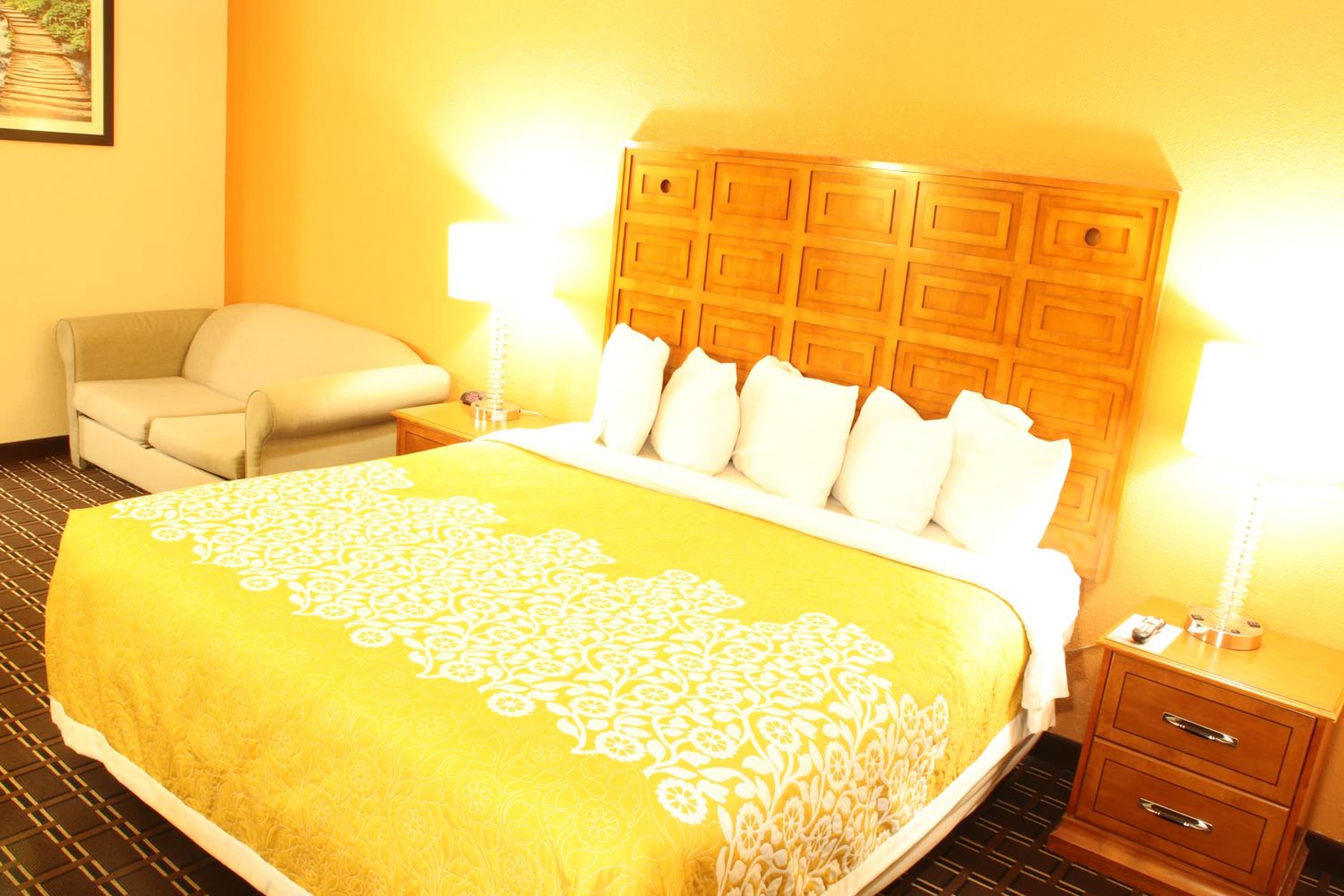 Deluxe King Room with Sofa Bed - Non-Smoking - Photo 4