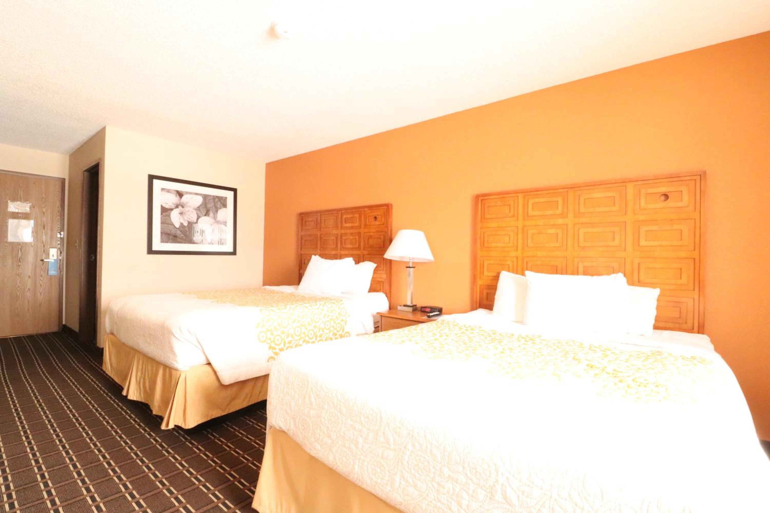 Queen Room with Two Queen Beds - Non-Smoking - Photo 6